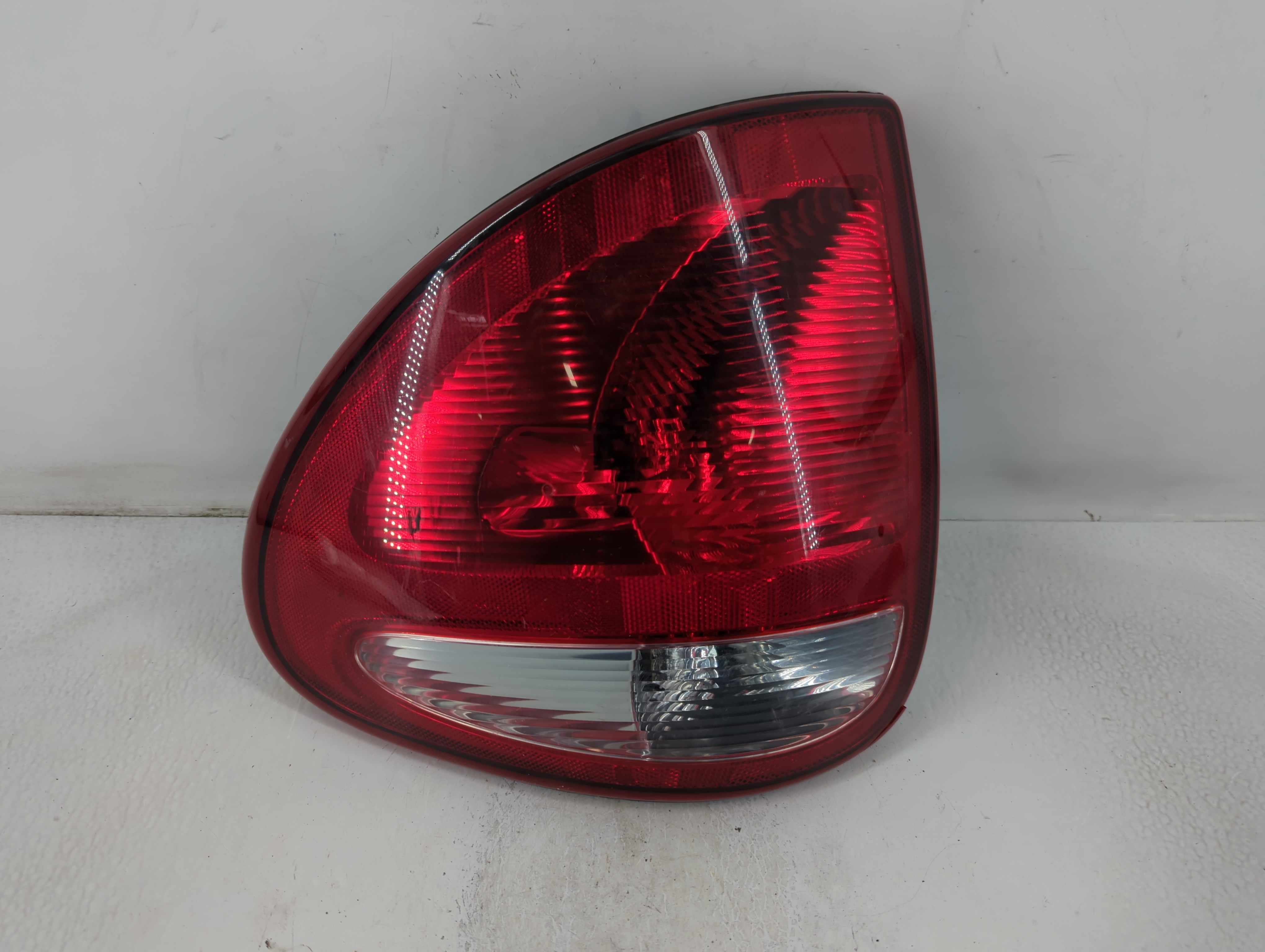 Picture of 2004-2007 Dodge Caravan Passenger Right Side Tail Light Taillight Oem 779738