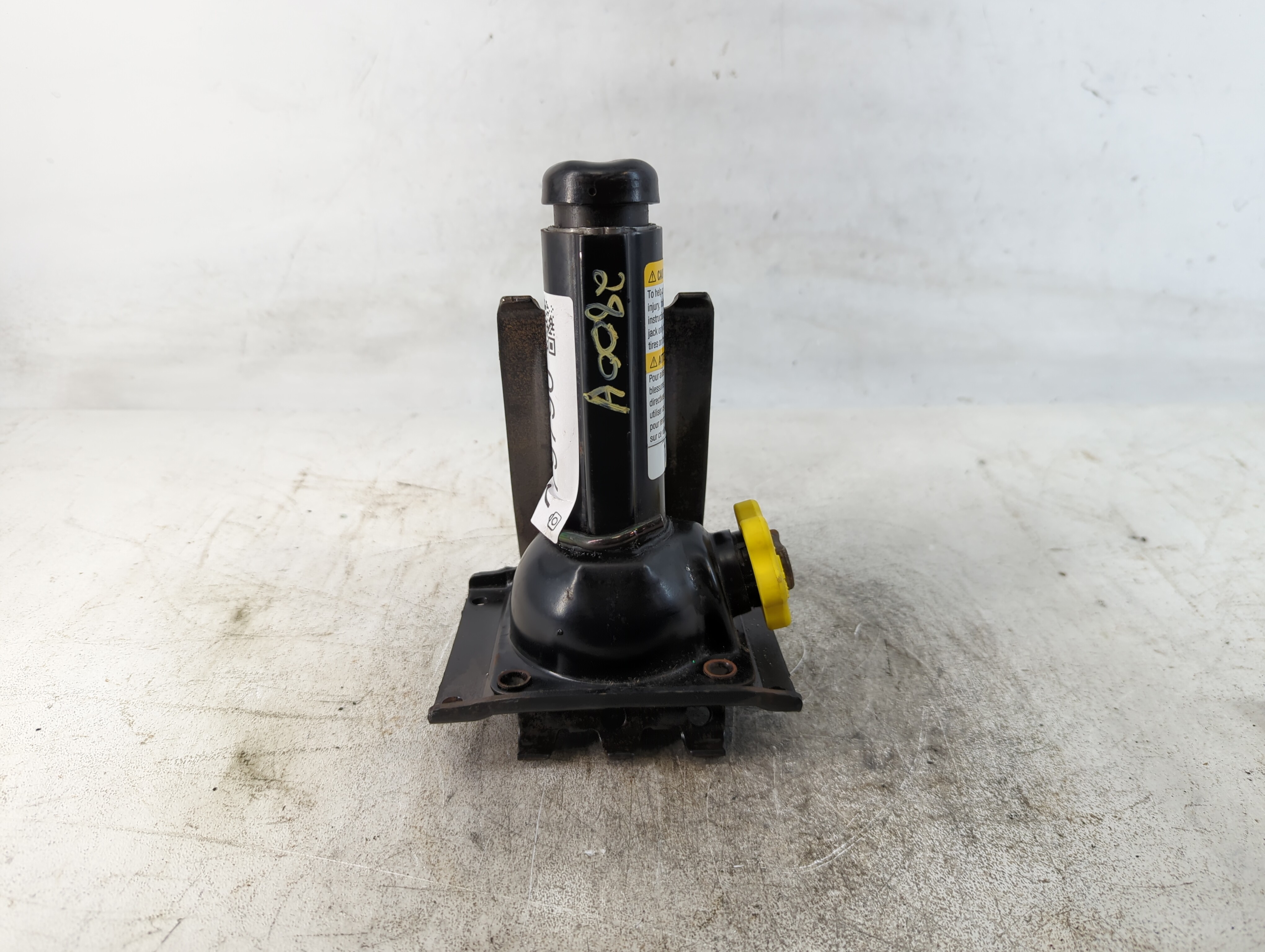 2004 Chevrolet Suburban 1500 Spare Scissor Car Jack 779790 - Oemusedautoparts1.com