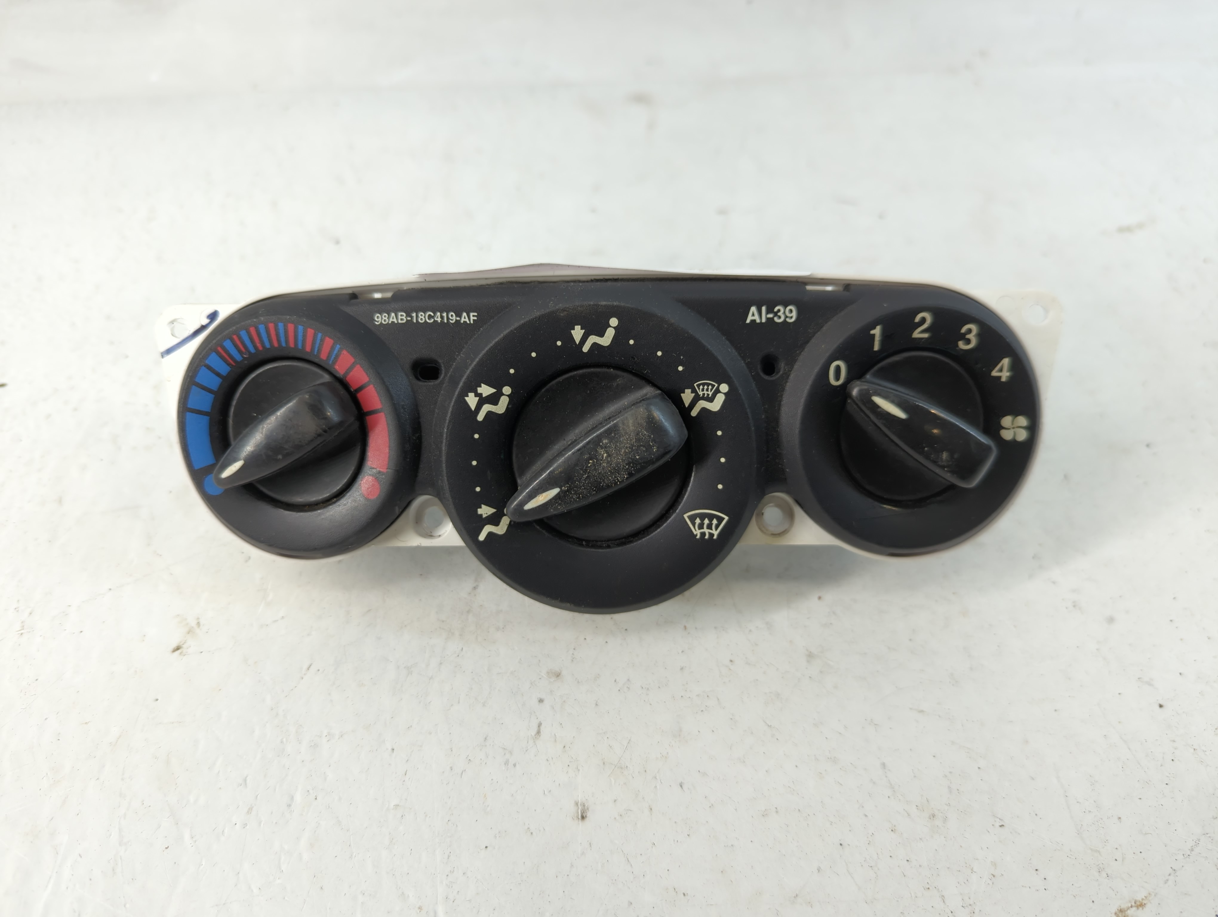 2000-2007 Ford Focus Ac Heater Climate Control 98ab-18c419-af 779955 - Oemusedautoparts1.com