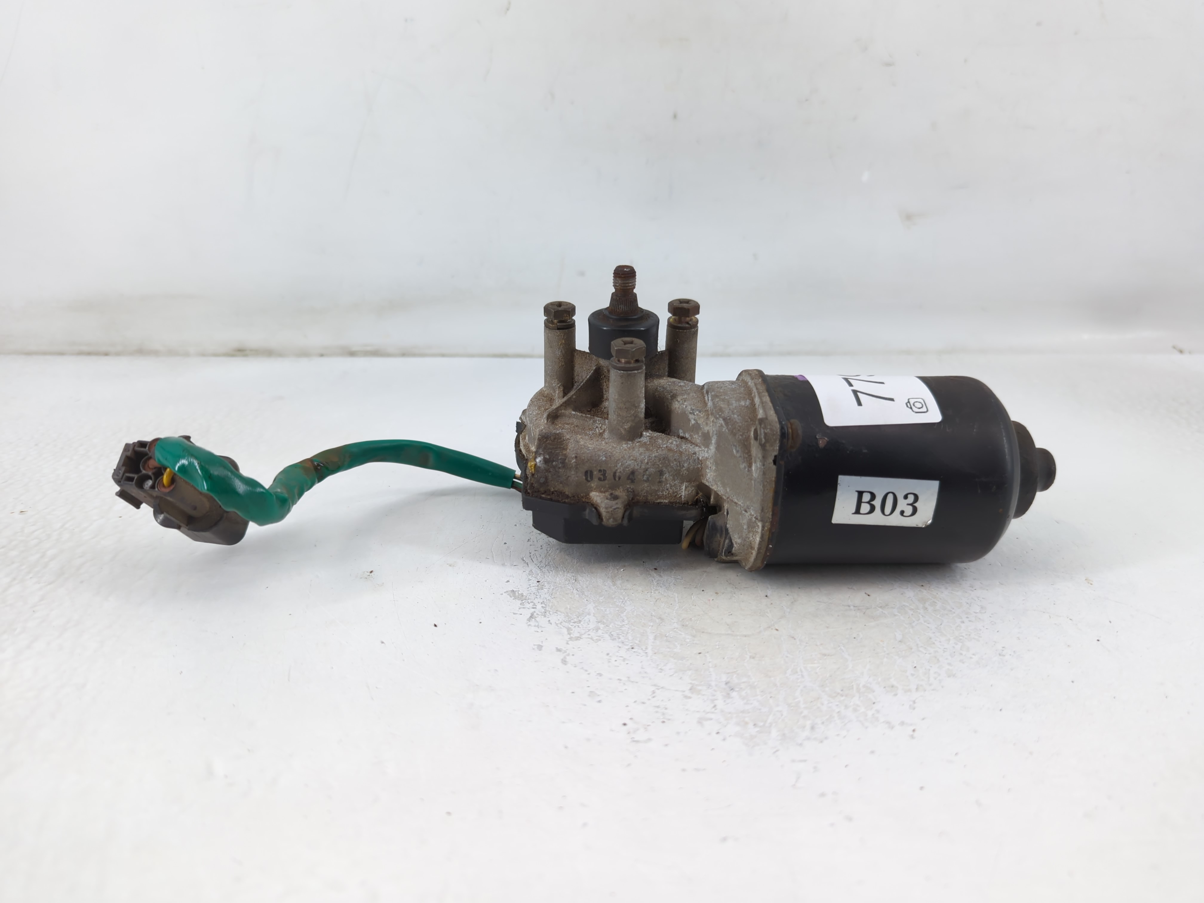 Picture of 2001-2004 Hyundai Santa Fe Front Windshield Wiper Motor 779978