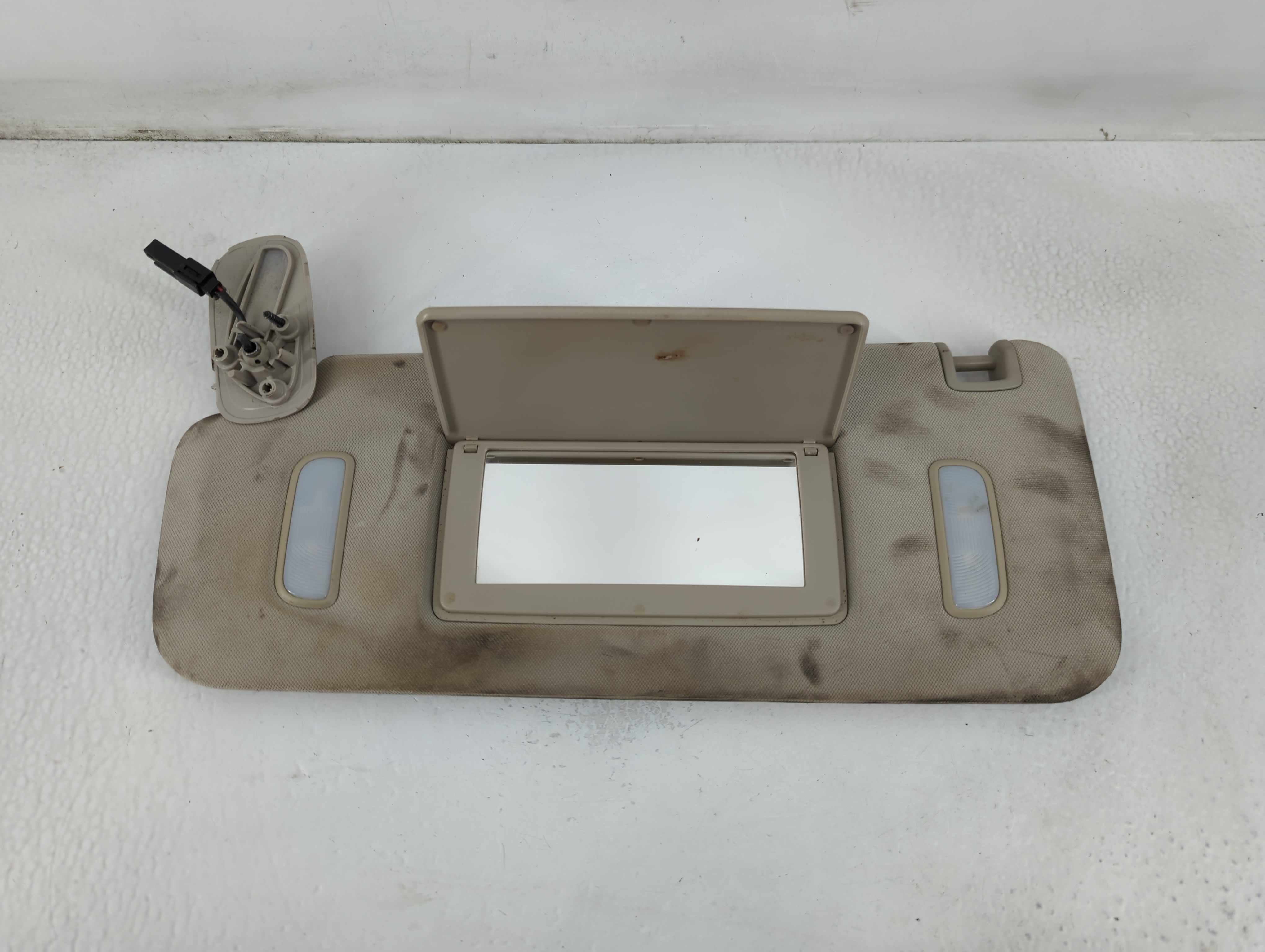 2007-2014 Chevrolet Suburban 1500 Driver Sun Visor Mirror Left Sunvisor 780671 - Oemusedautoparts1.com