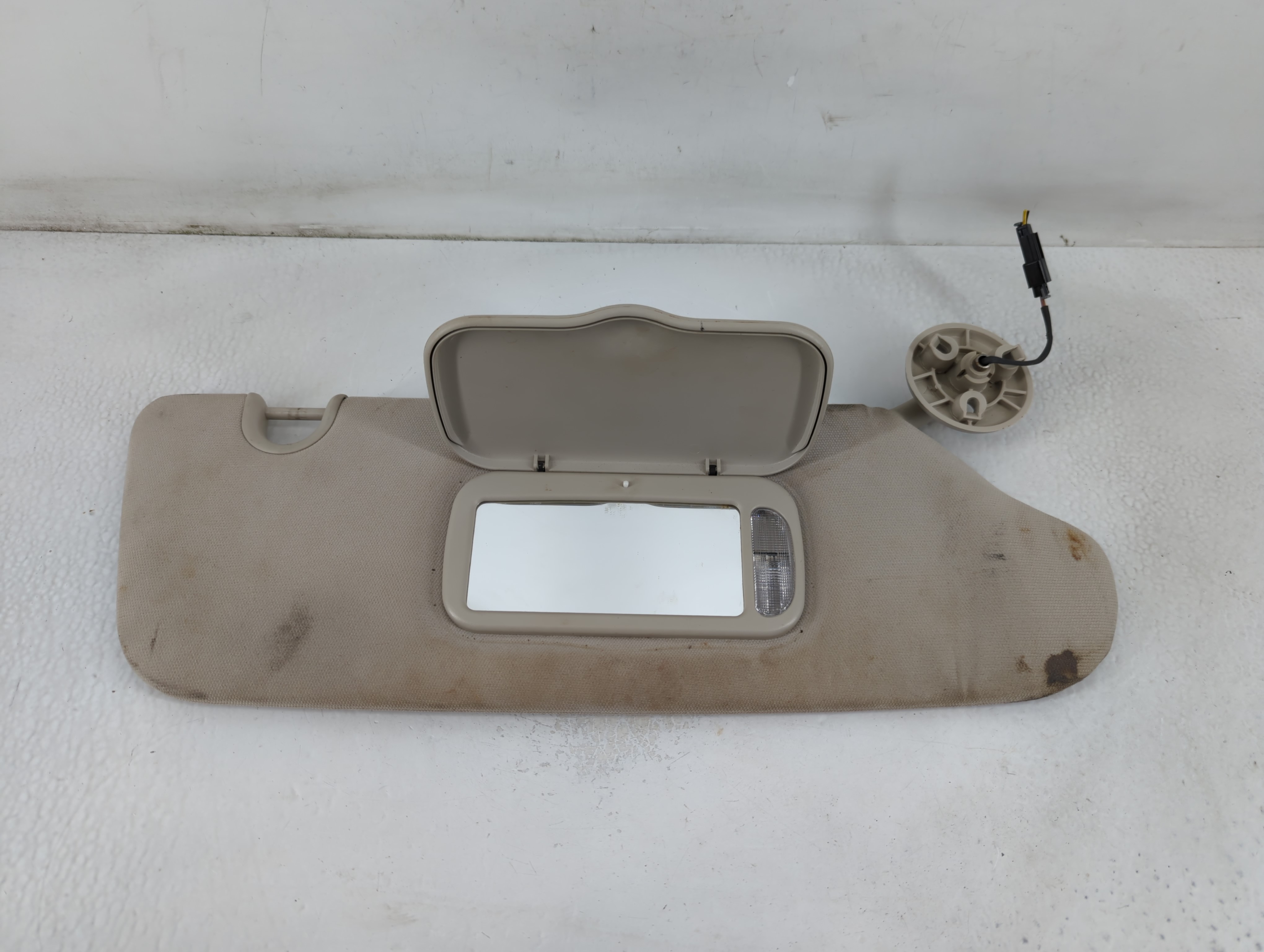 2011 Chrysler Town & Country Passenger Sun Visor Mirror Right Sunvisor 780687 - Oemusedautoparts1.com