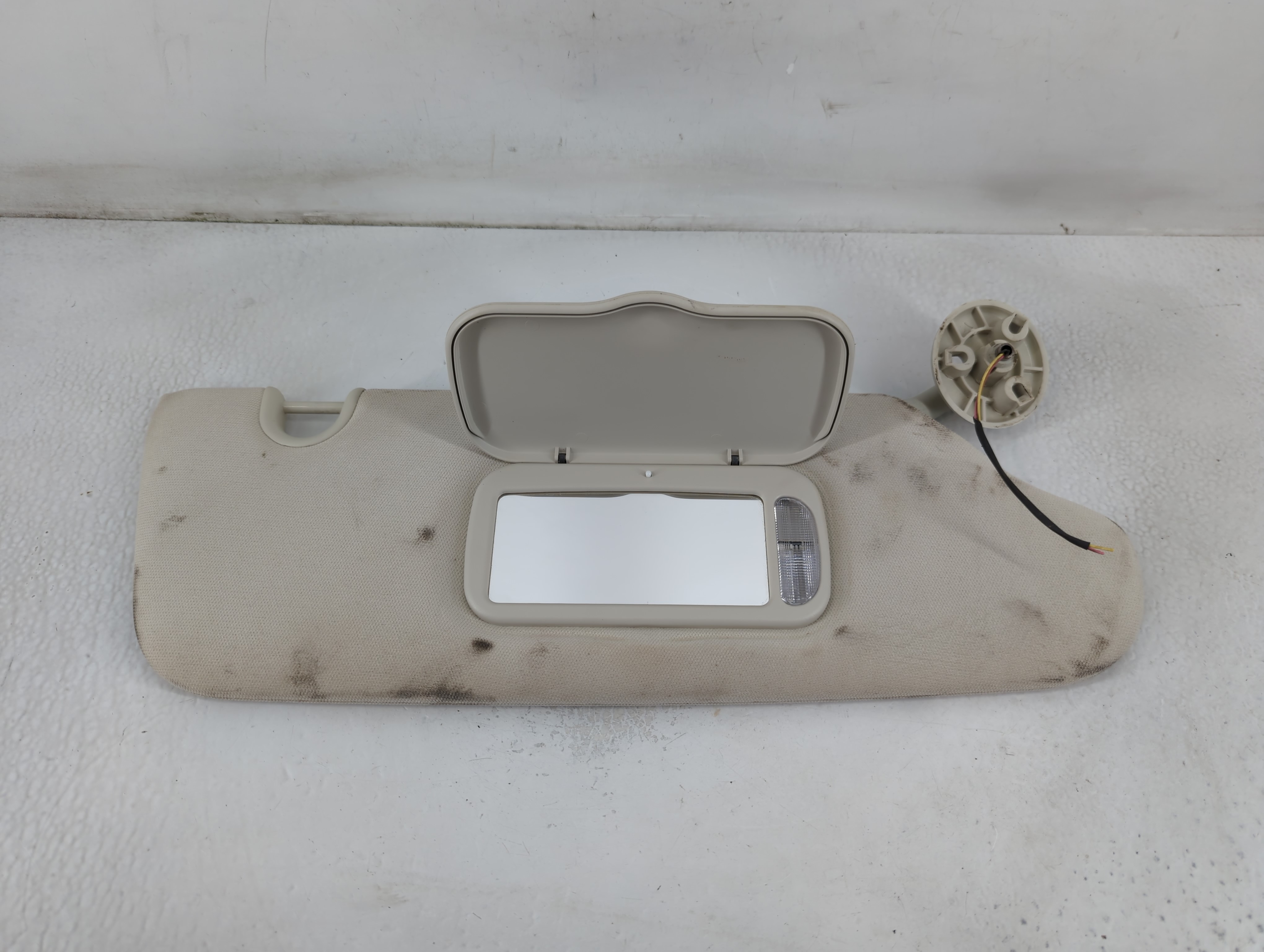 Picture of Dodge Caravan Passenger Sun Visor Mirror Right Sunvisor Cream 780705