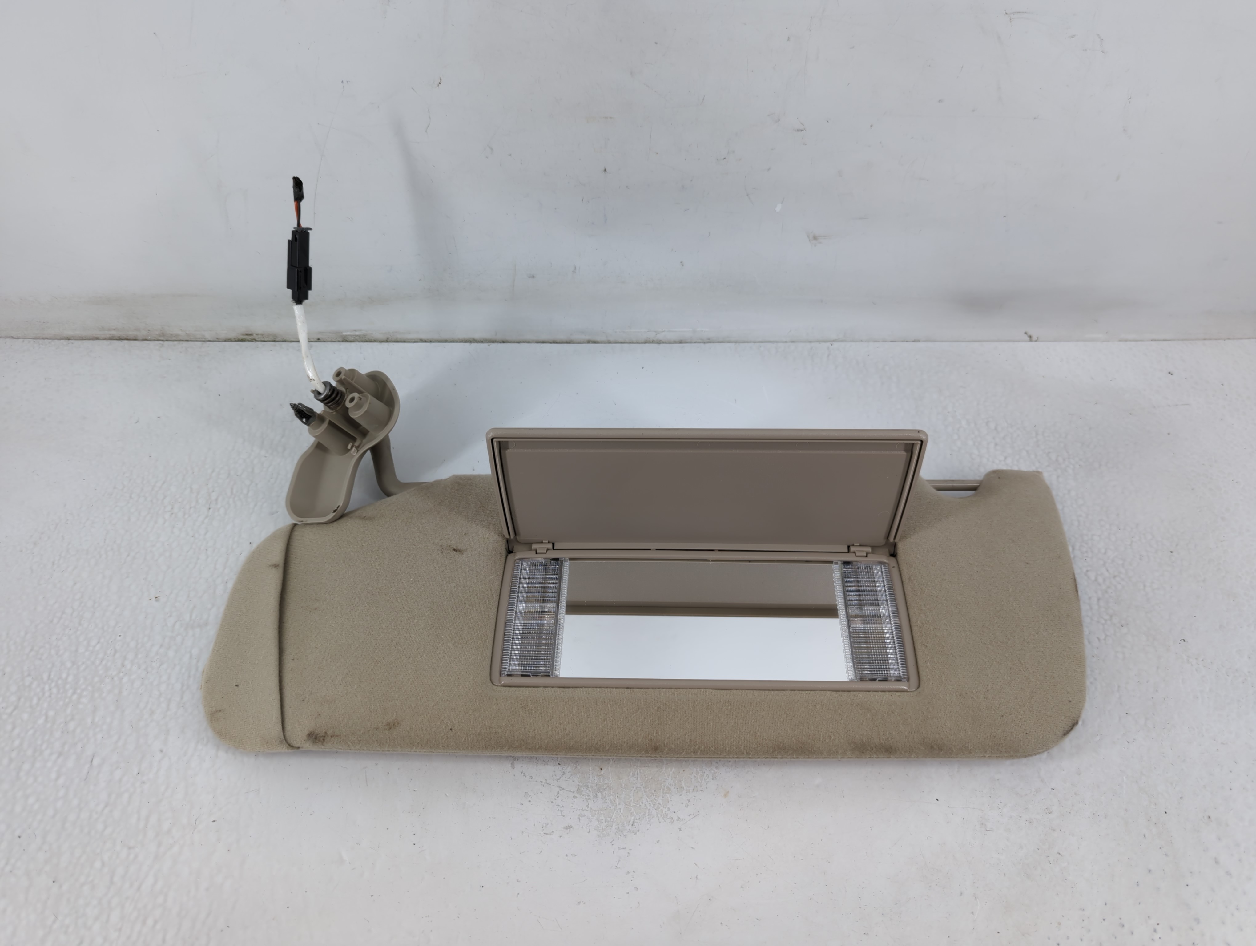 2004 Chevrolet Suburban 1500 Passenger Sun Visor Mirror Right Sunvisor 780746 - Oemusedautoparts1.com