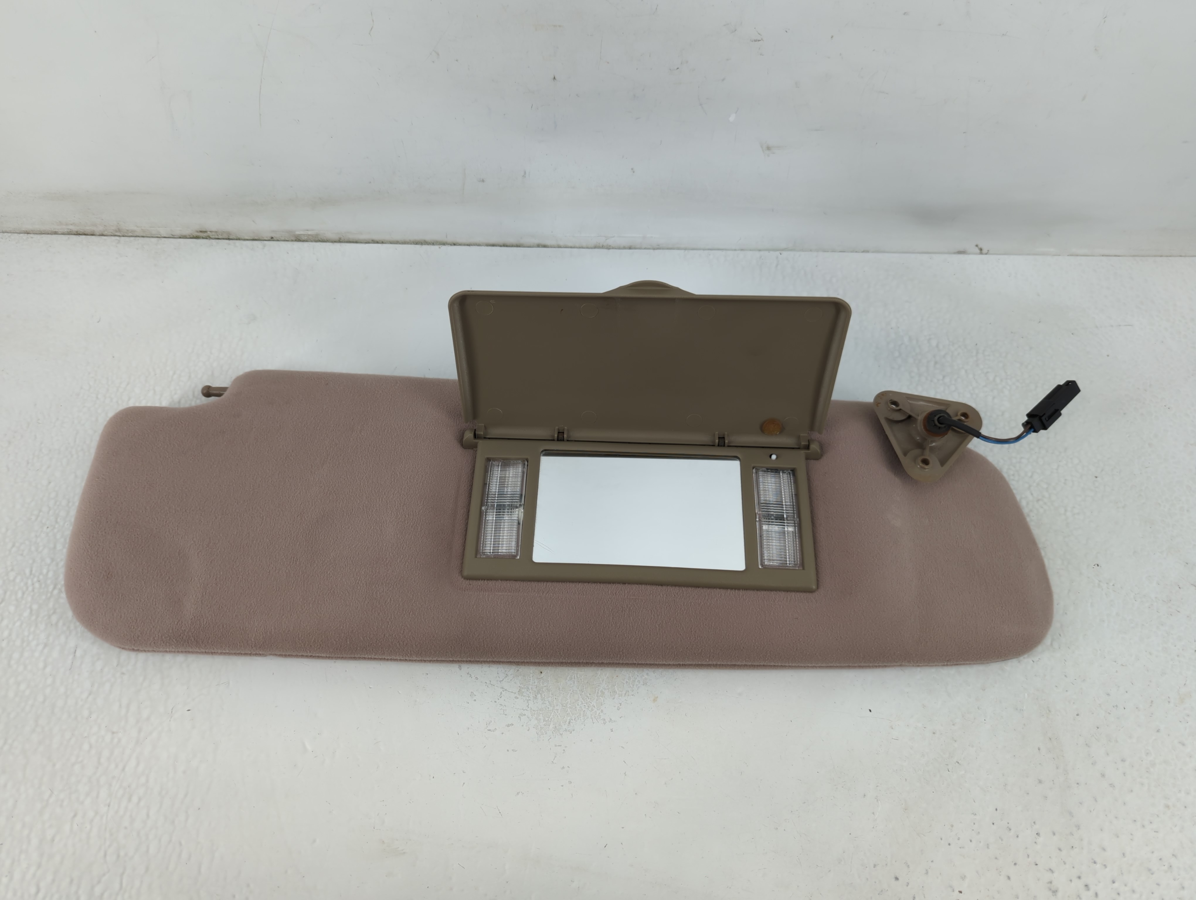 2000 Chevrolet Express 2500 Passenger Sun Visor Mirror Right Sunvisor 780762 - Oemusedautoparts1.com