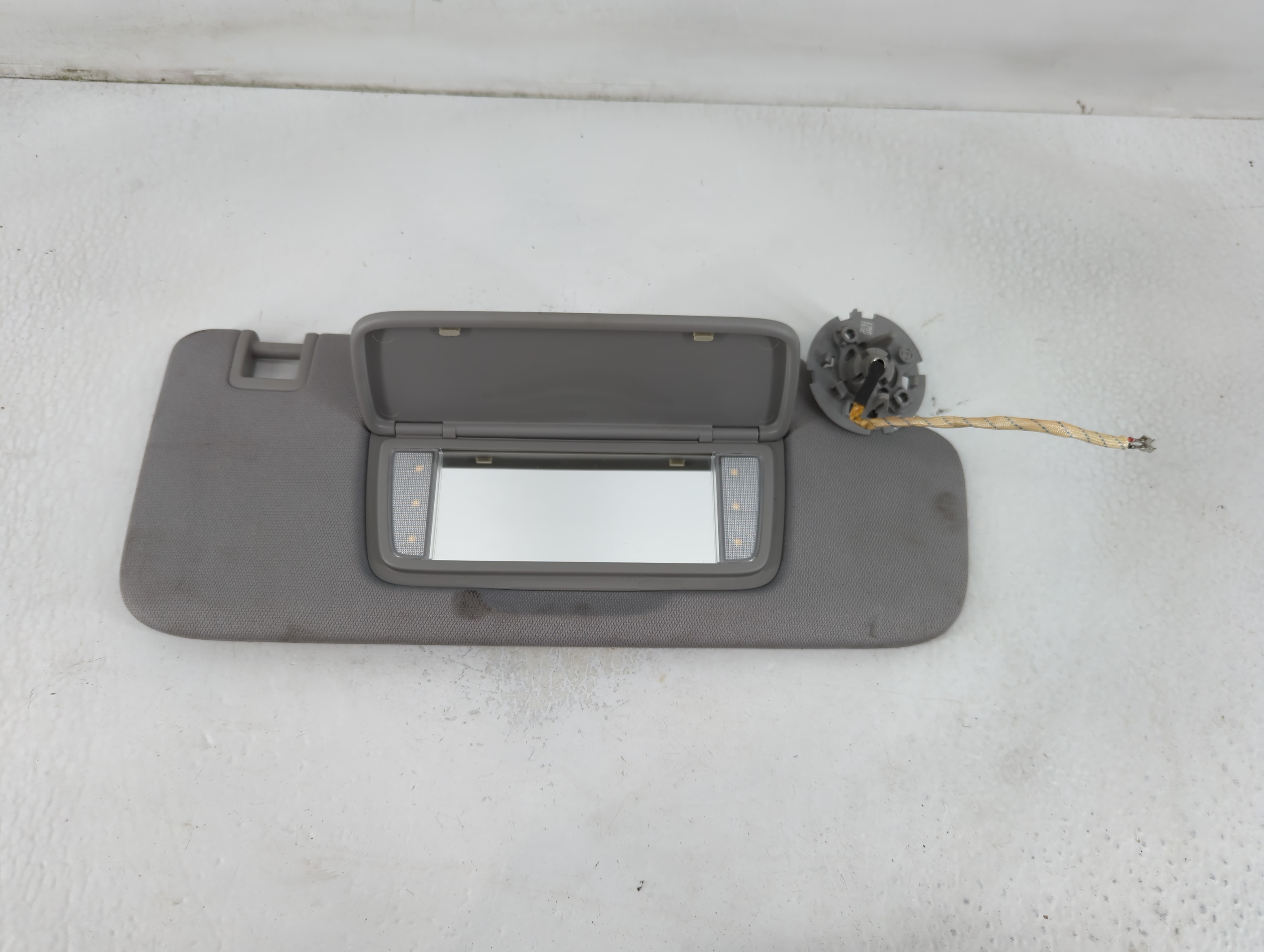 2018-2019 Chevrolet Equinox Driver Sun Visor Mirror Left Sunvisor Grey 780801 - Oemusedautoparts1.com