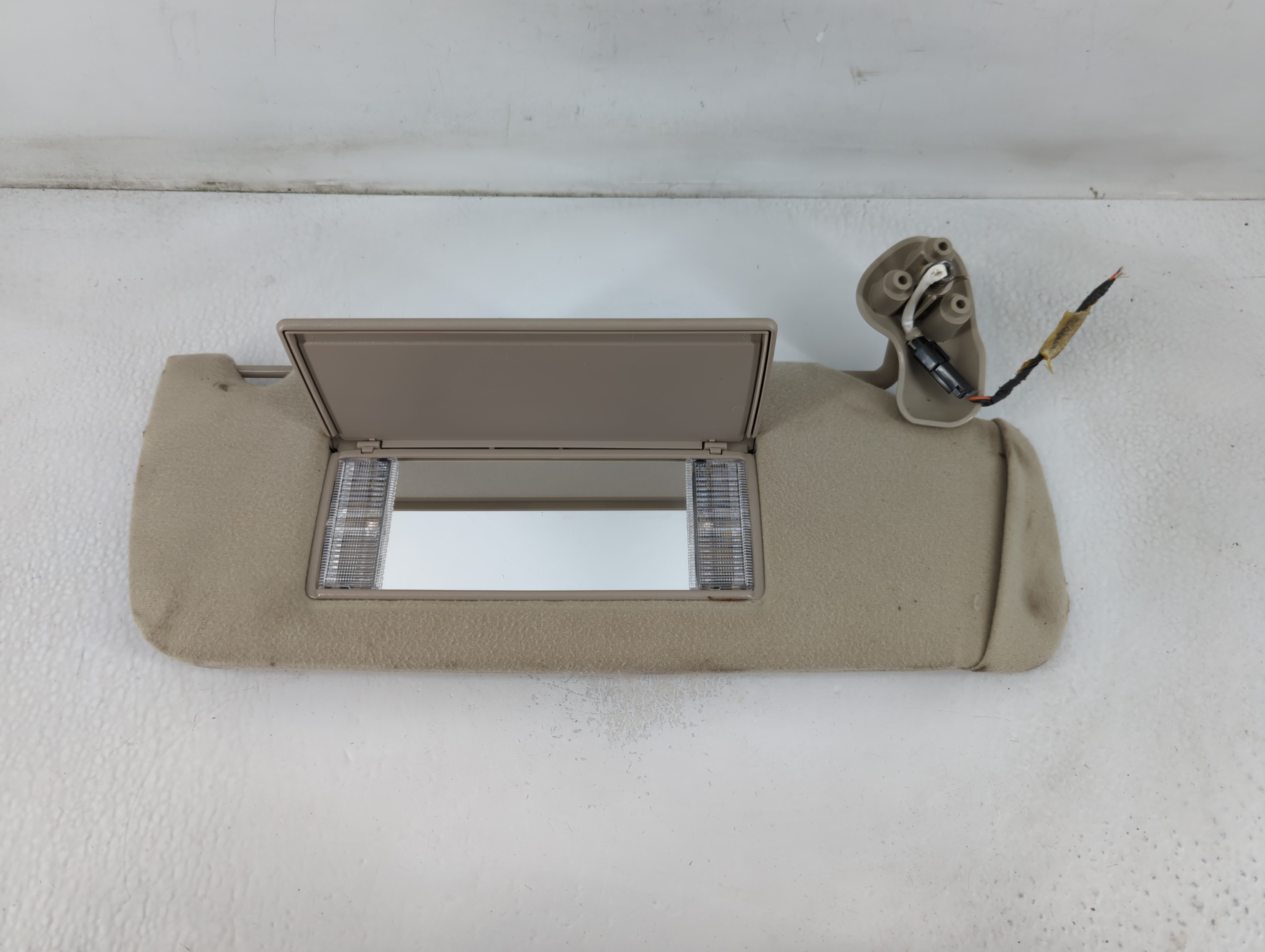 2004-2005 Chevrolet Avalanche 1500 Driver Sun Visor Mirror Left Sunvisor 780867 - Oemusedautoparts1.com