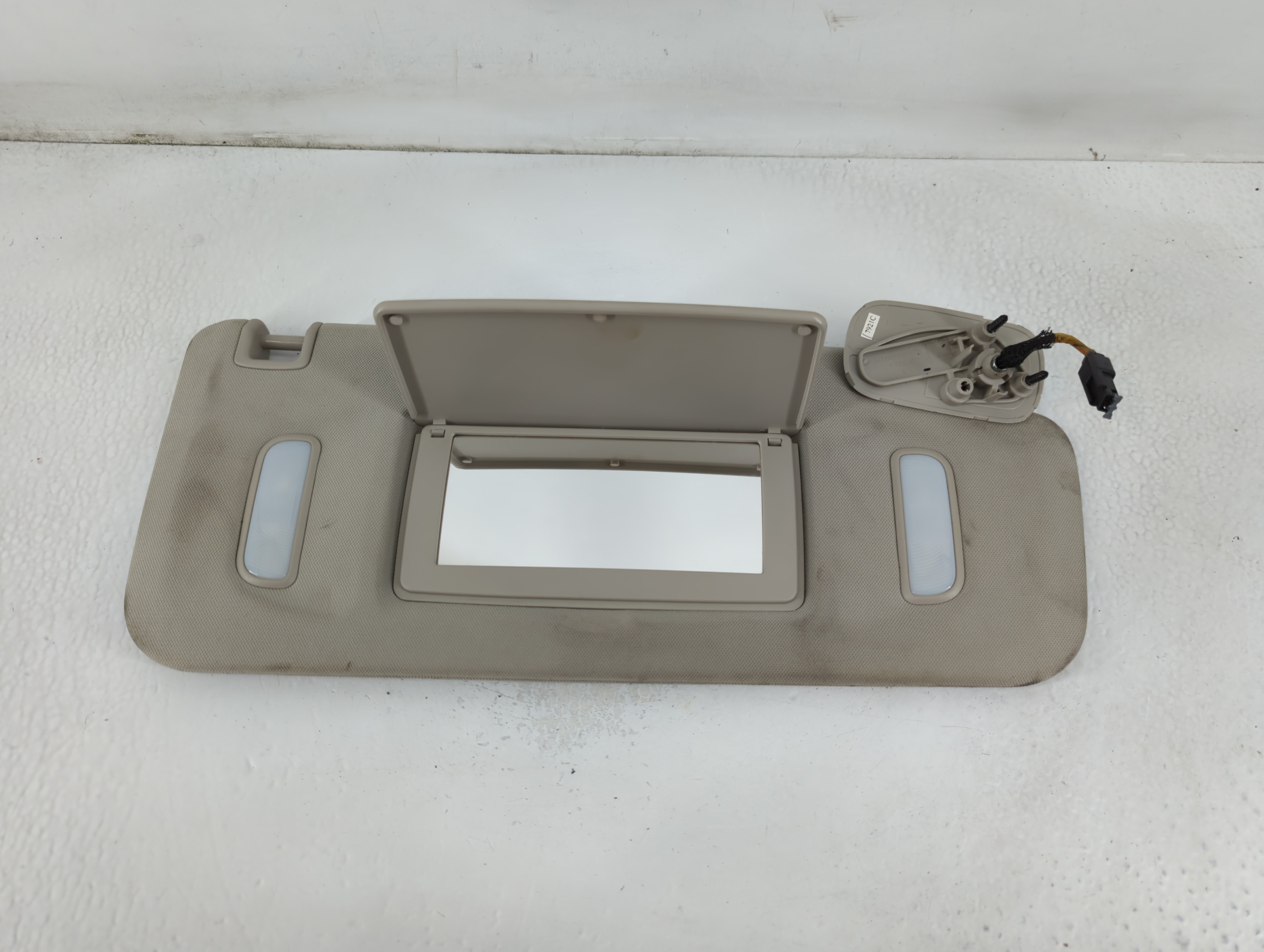 2007 Chevrolet Suburban 1500 Passenger Sun Visor Mirror Right Sunvisor 780874 - Oemusedautoparts1.com