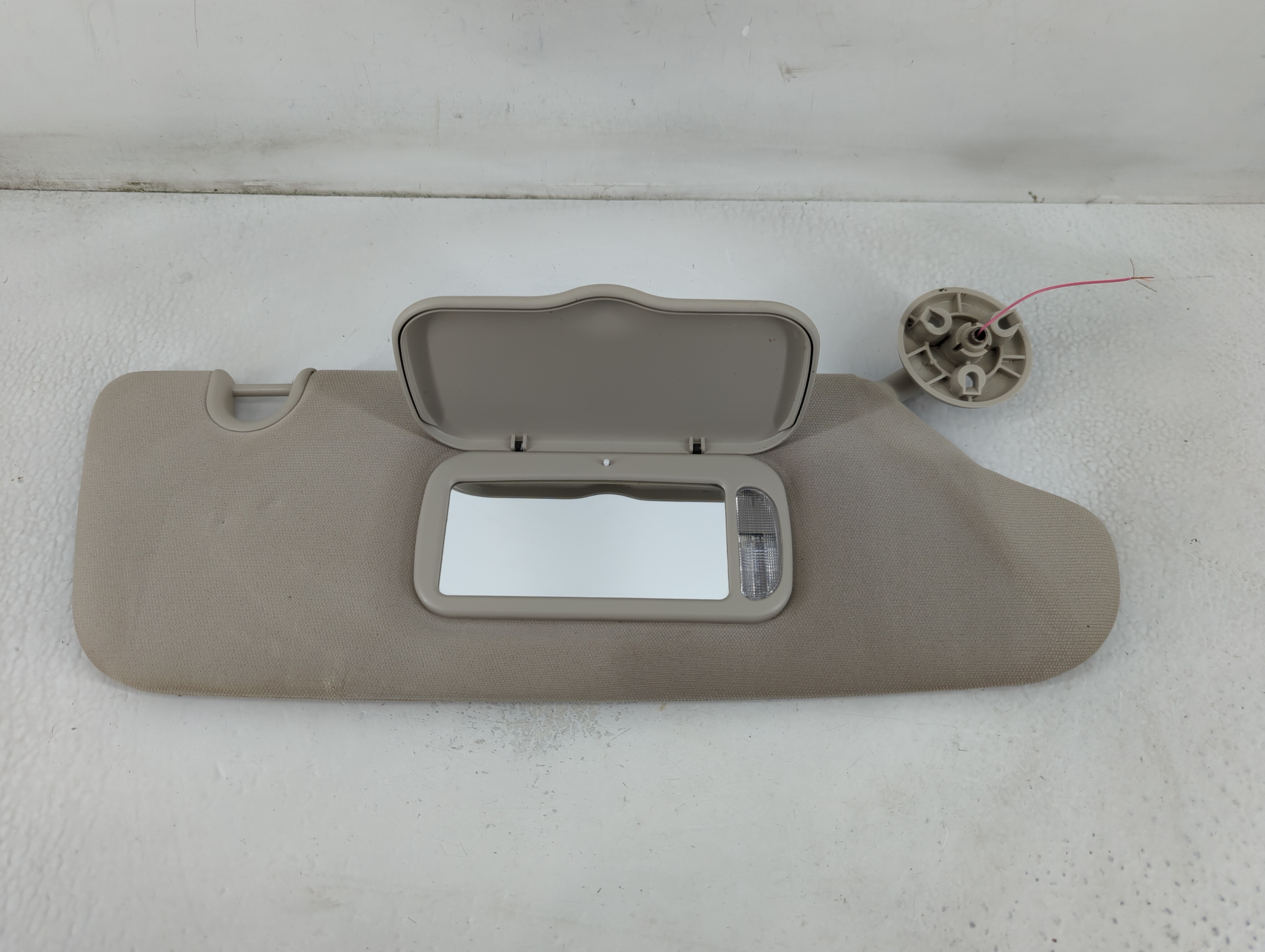 2011 Chrysler Town & Country Passenger Sun Visor Mirror Right Sunvisor 780934 - Oemusedautoparts1.com
