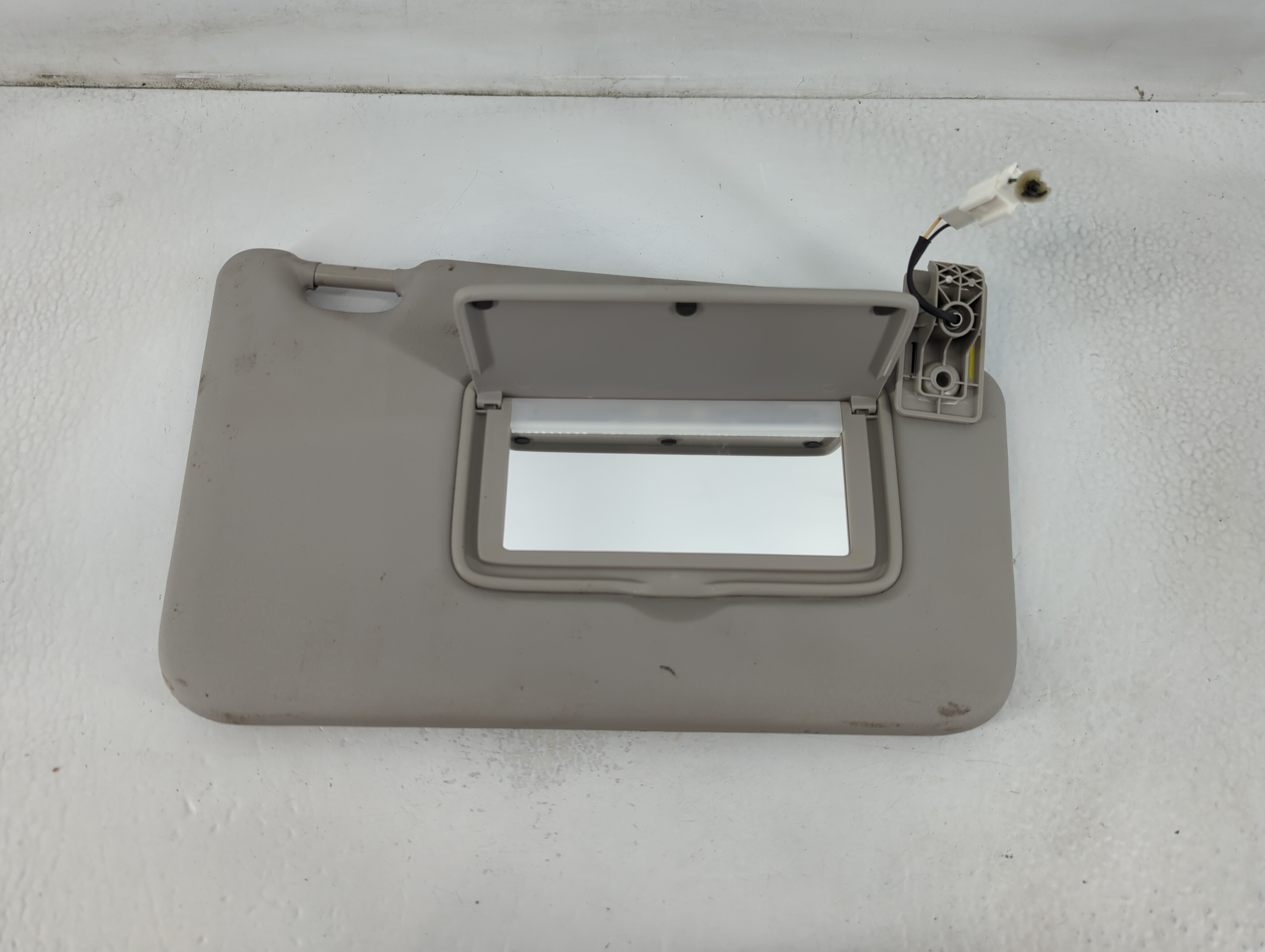2018-2021 Nissan Kicks Passenger Sun Visor Mirror Right Sunvisor Grey 780952 - Oemusedautoparts1.com