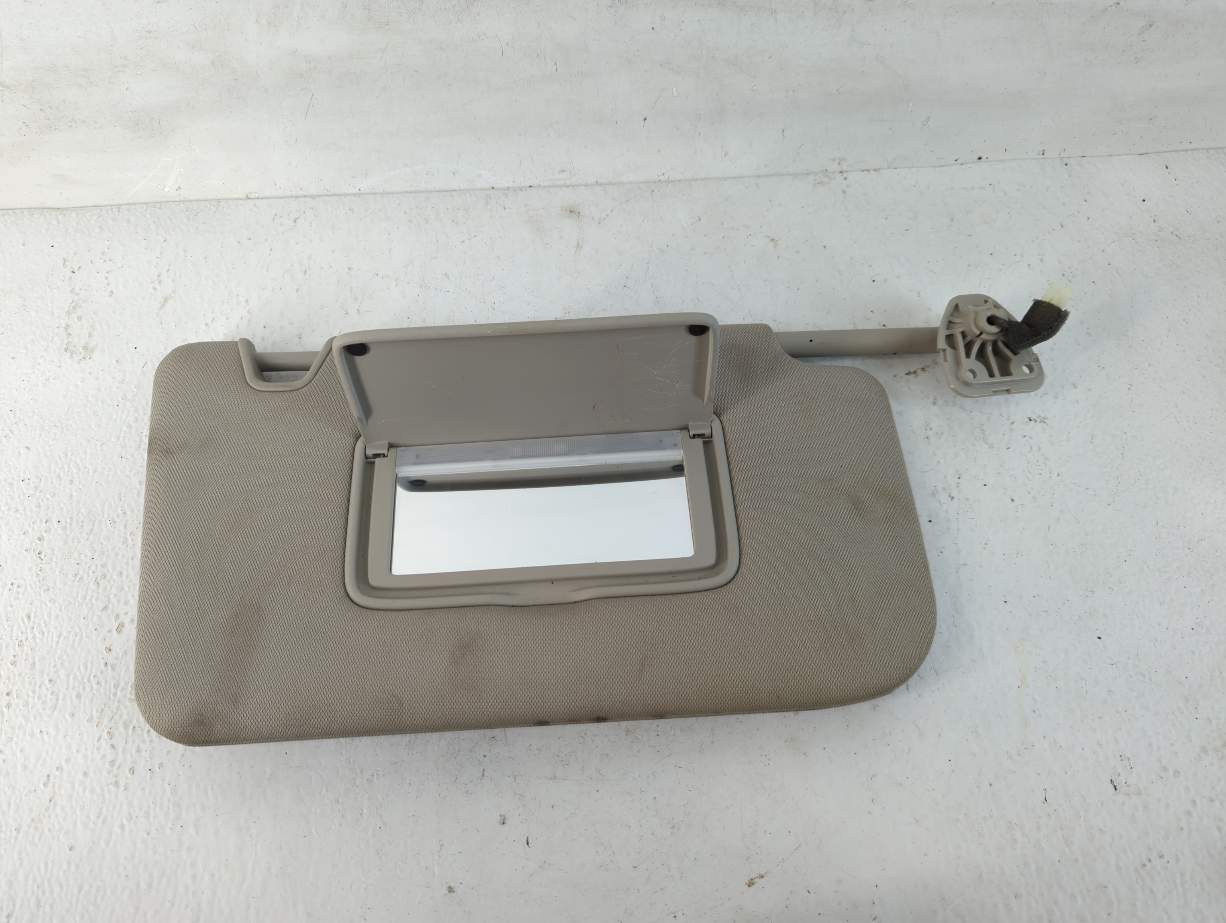2018-2020 Nissan Rogue Passenger Sun Visor Mirror Right Sunvisor Grey 780973 - Oemusedautoparts1.com
