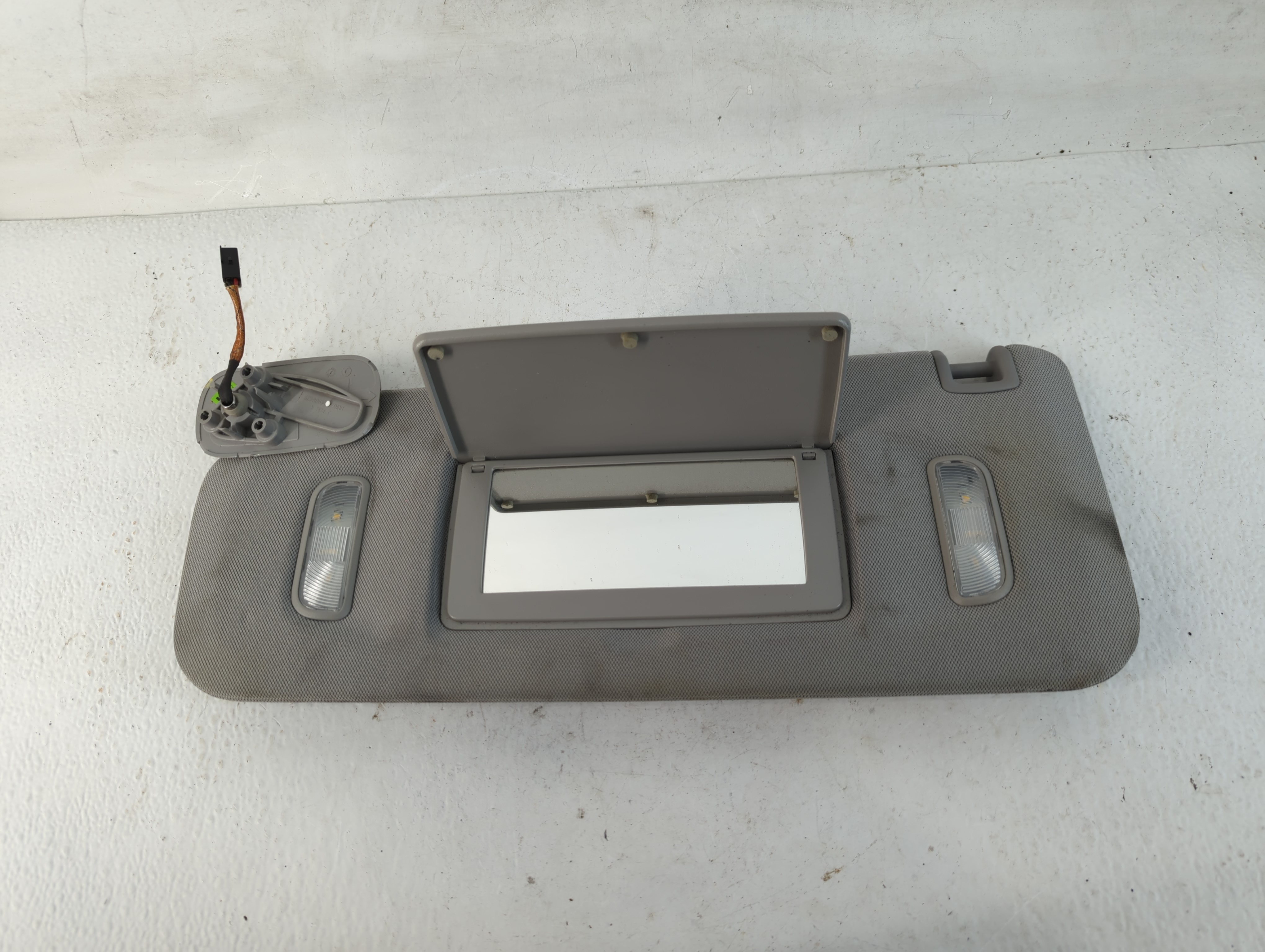 2014-2019 Chevrolet Silverado 1500 Driver Sun Visor Mirror Left Sunvisor 781003 - Oemusedautoparts1.com