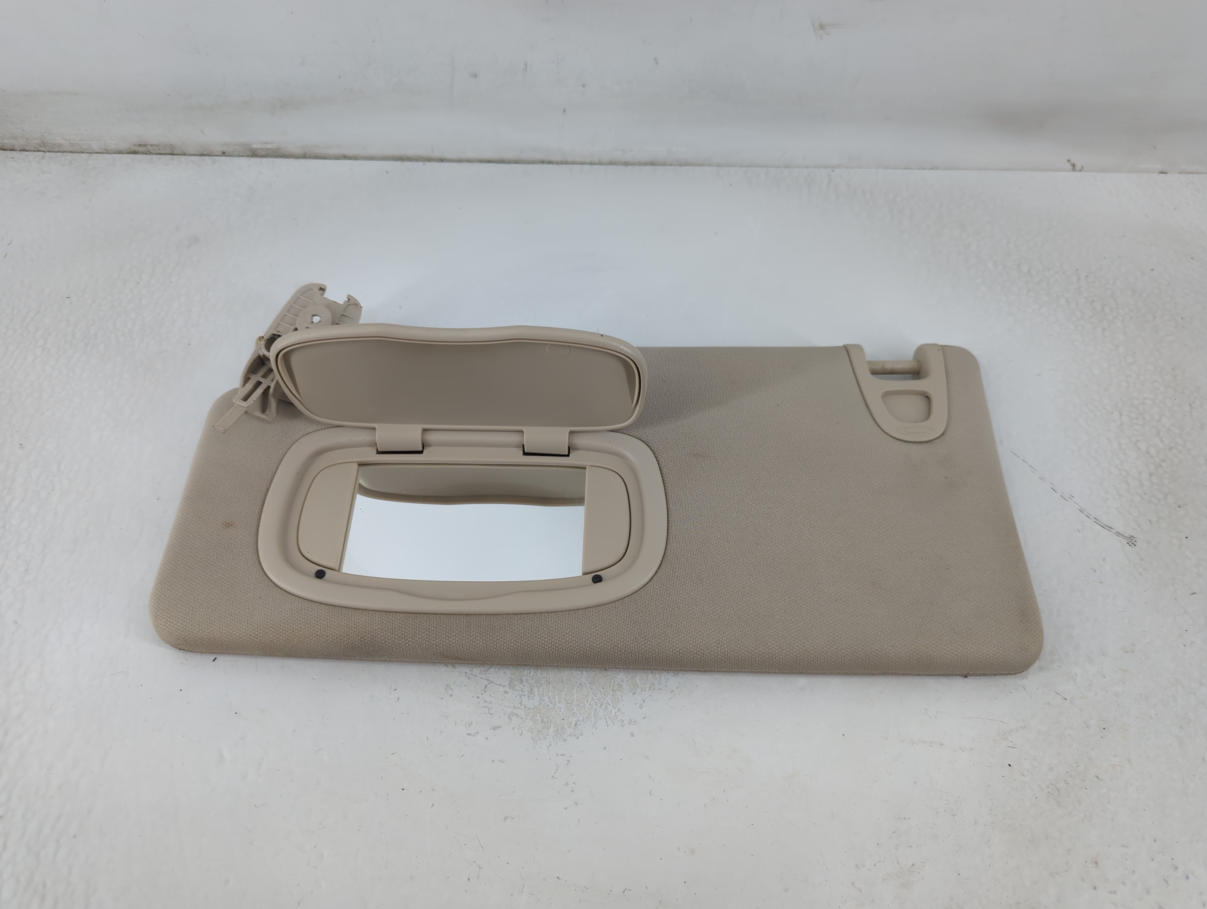2016-2017 Chrysler 200 Passenger Sun Visor Mirror Right Sunvisor Beige 781796 - Oemusedautoparts1.com