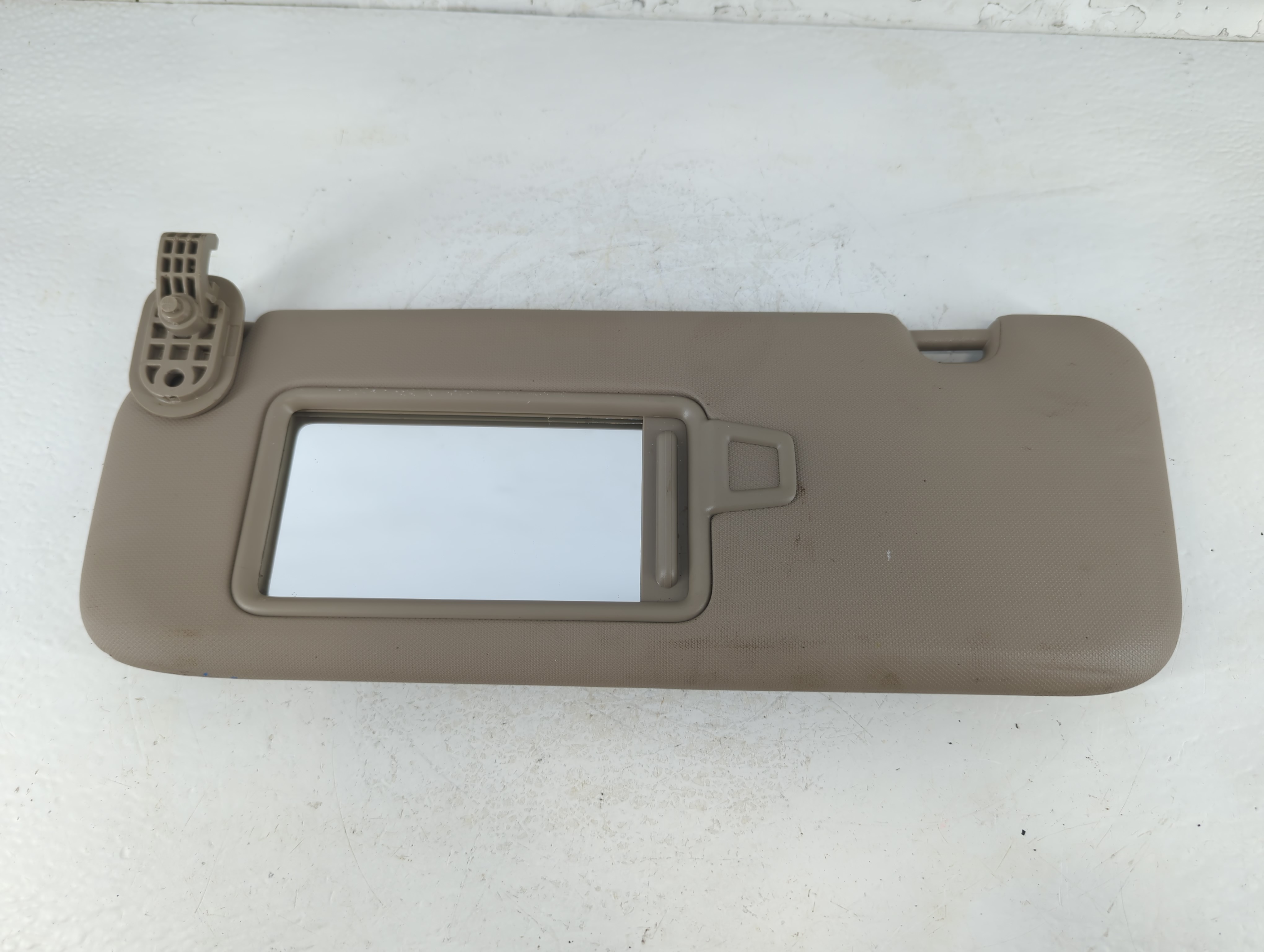 2017-2020 Hyundai Elantra Driver Sun Visor Mirror Left Sunvisor Beige 781810 - Oemusedautoparts1.com