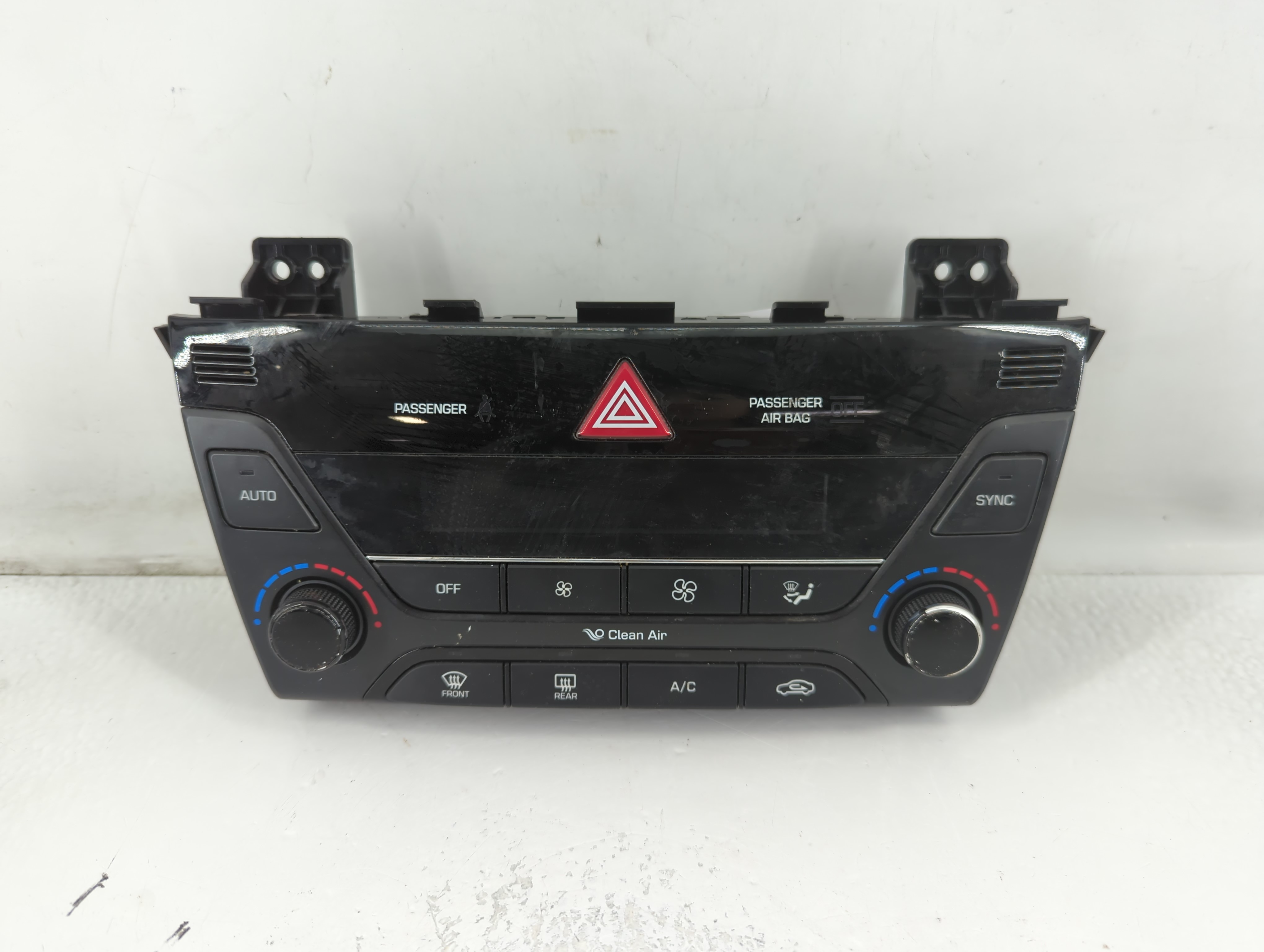 2017-2018 Hyundai Elantra Ac Heater Climate Control 97250-f2231 781949 - Oemusedautoparts1.com