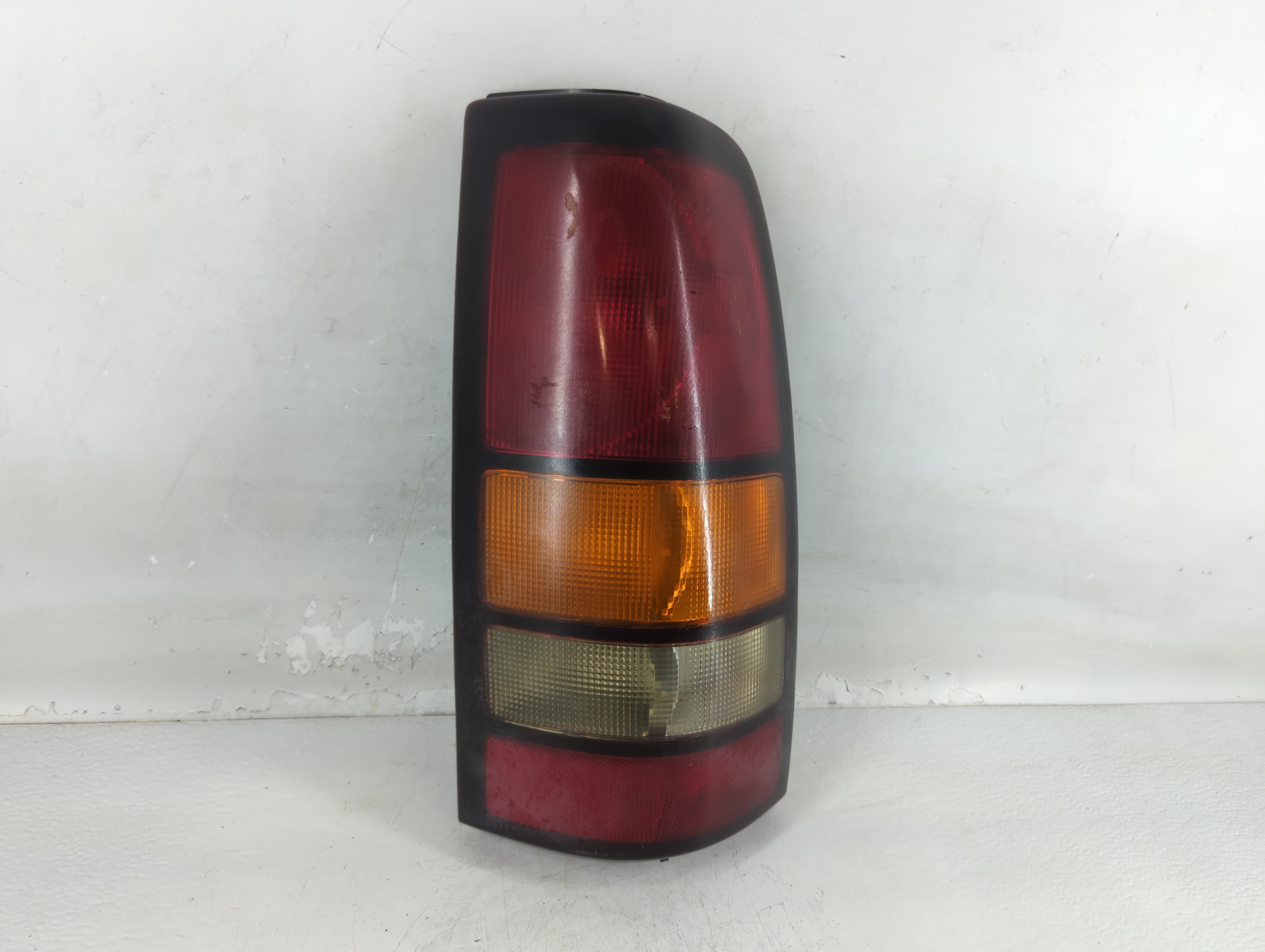 Picture of 2004-2005 Gmc Sierra 1500 Passenger Right Side Tail Light Taillight Oem 782210