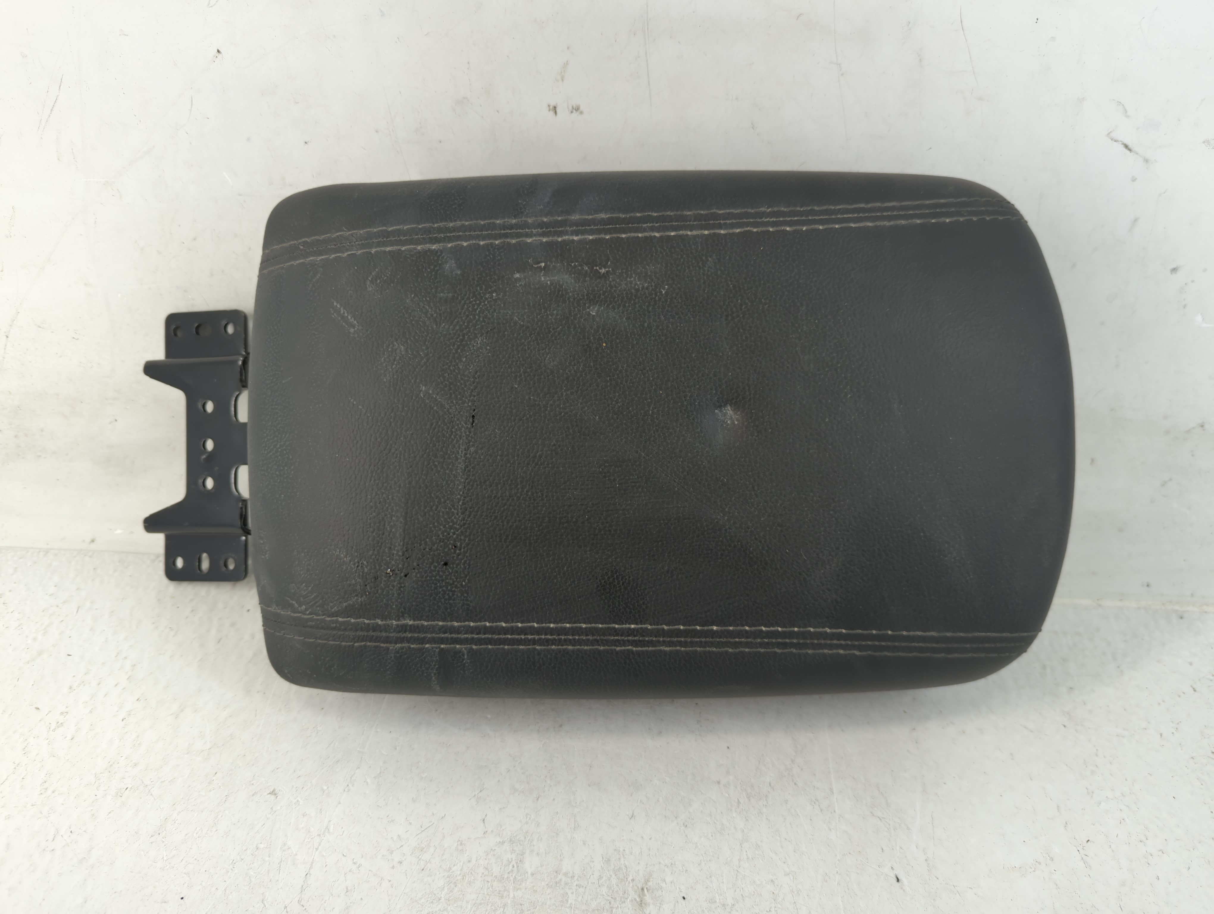 2017 Hyundai Santa Fe Center Console Armrest Cover Lid Black 783444 - Oemusedautoparts1.com