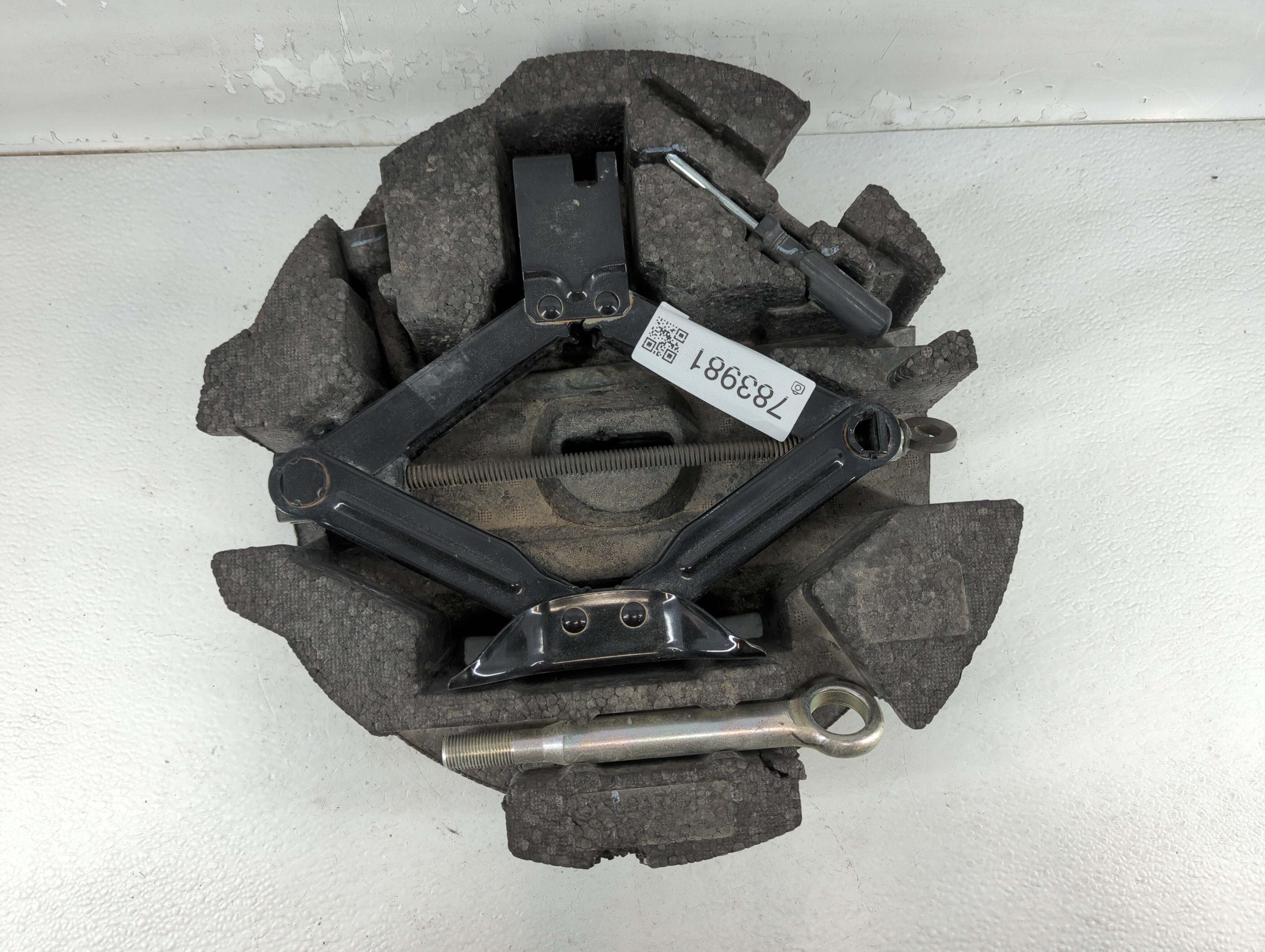 2014 Hyundai Elantra Spare Scissor Car Jack 783981 - Oemusedautoparts1.com