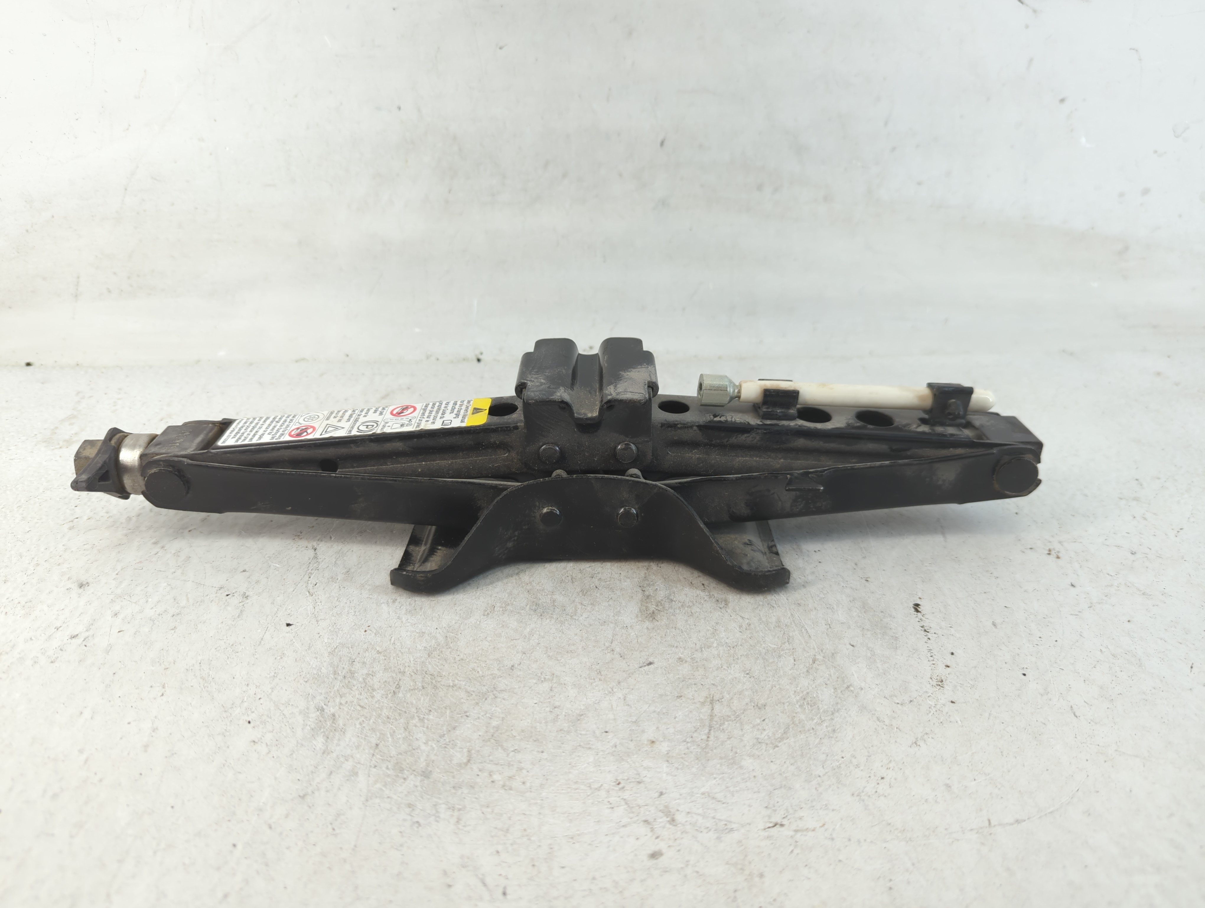 2013 Volkswagen Passat Spare Scissor Car Jack 783998 - Oemusedautoparts1.com