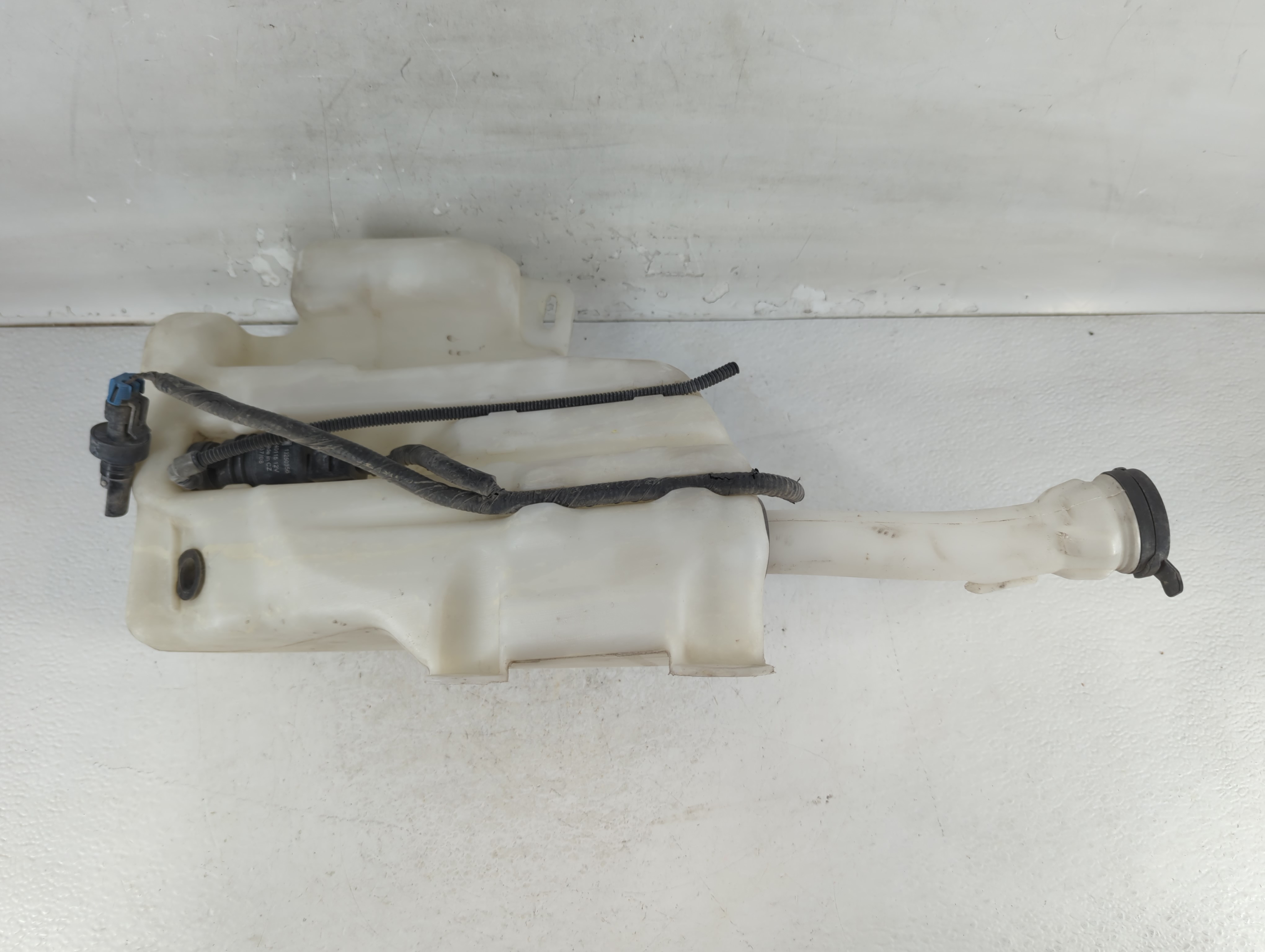 2010-2016 Buick Lacrosse Windshield Washer Fluid Reservoir Bottle Oem 784475 - Oemusedautoparts1.com