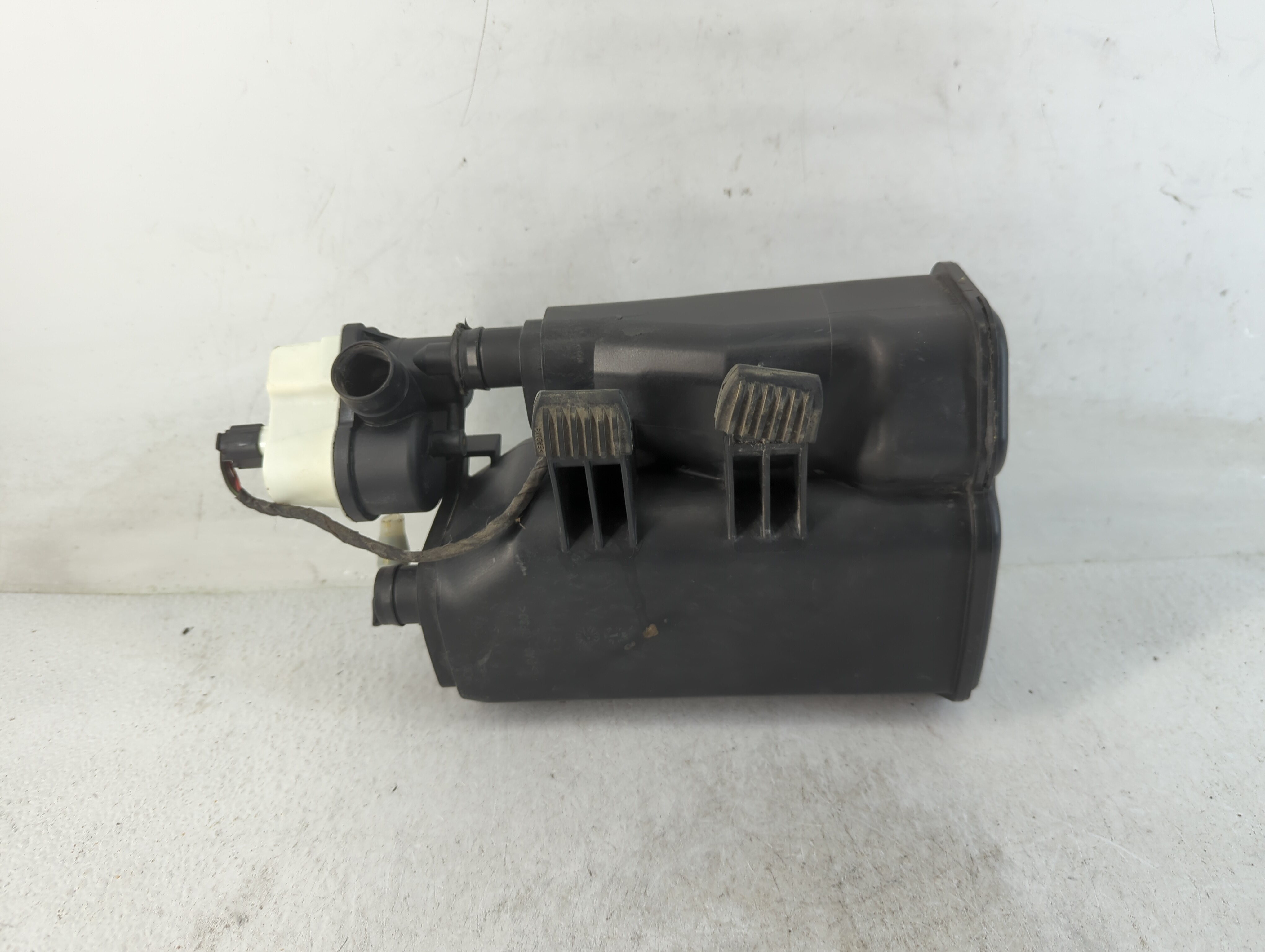 Picture of 2009 Bmw 528i Fuel Vapor Charcoal Canister 784668