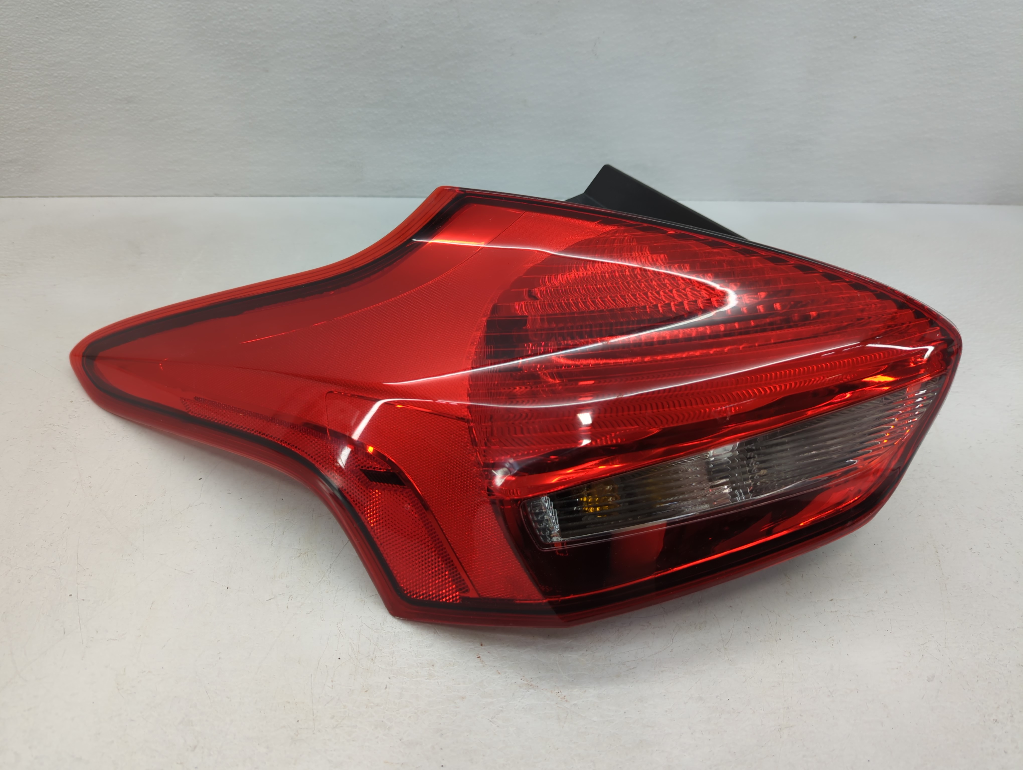 2015-2018 Ford Focus Driver Left Side Tail Light Taillight Oem 785261 - Oemusedautoparts1.com