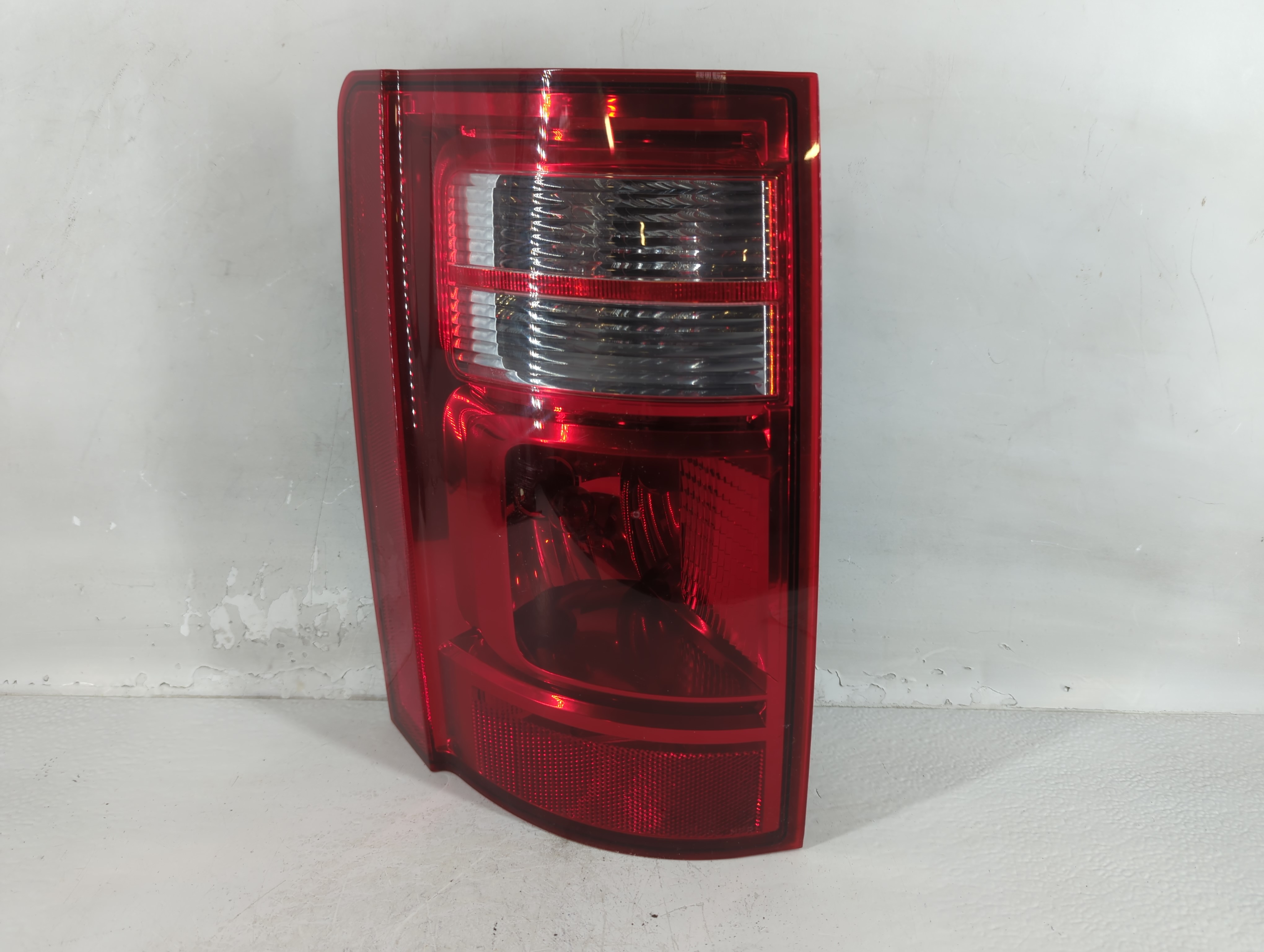 Picture of Dodge Caravan Driver Left Side Tail Light Taillight Oem 785323