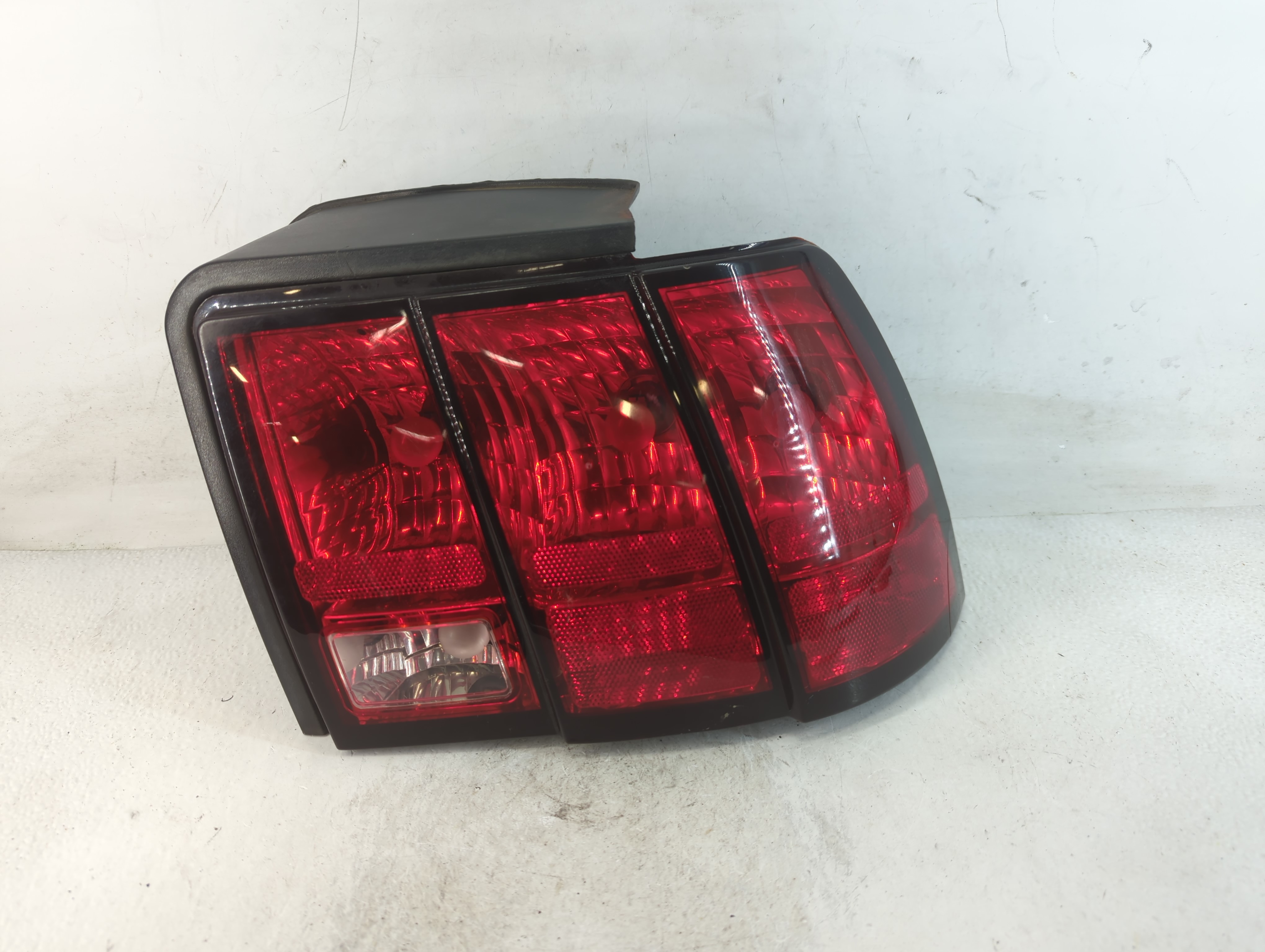 1999-2004 Ford Mustang Driver Left Side Tail Light Taillight Oem 786056 - Oemusedautoparts1.com