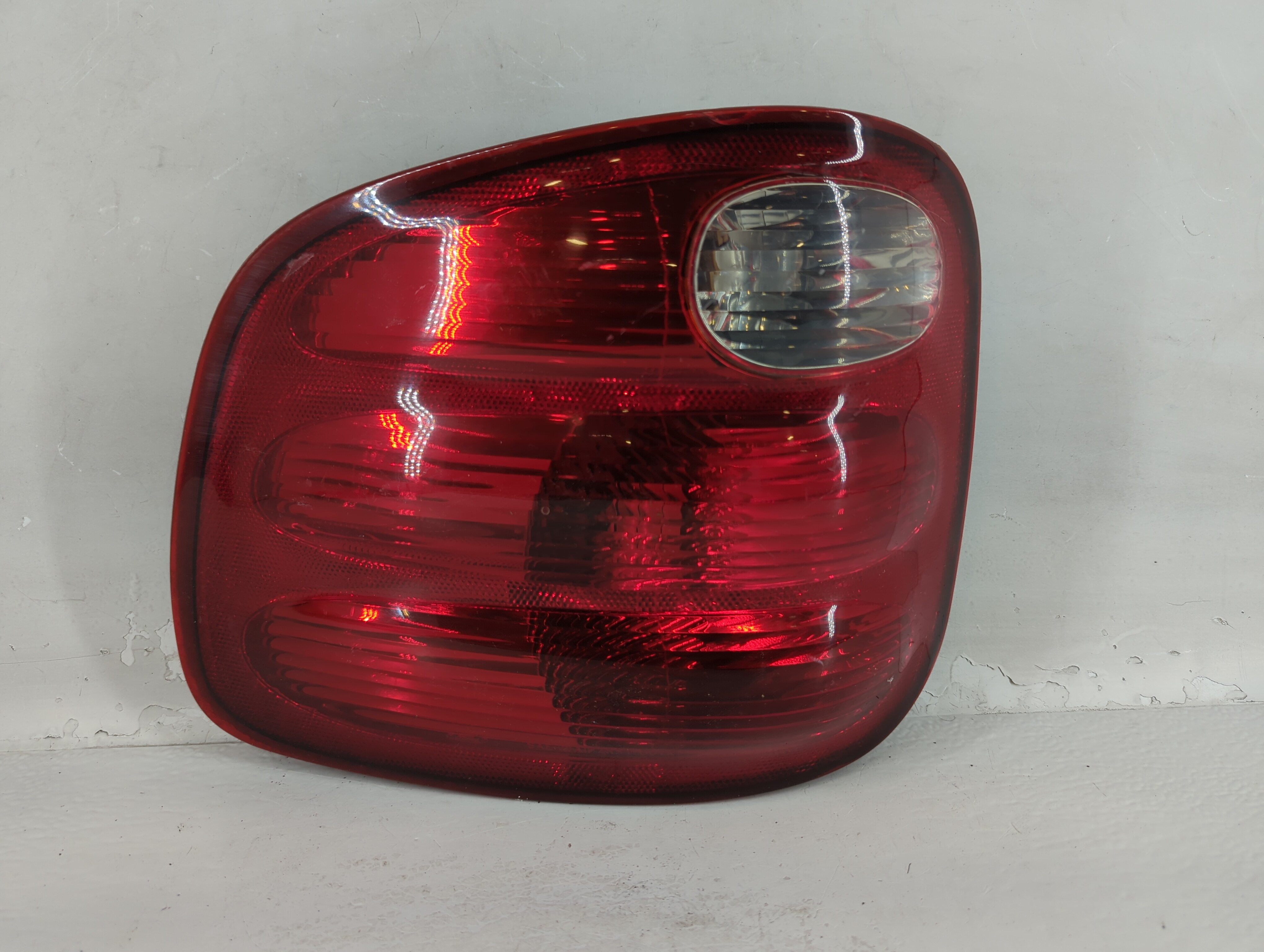 2000-2003 Ford F-150 Driver Left Side Tail Light Taillight Oem 787412 - Oemusedautoparts1.com