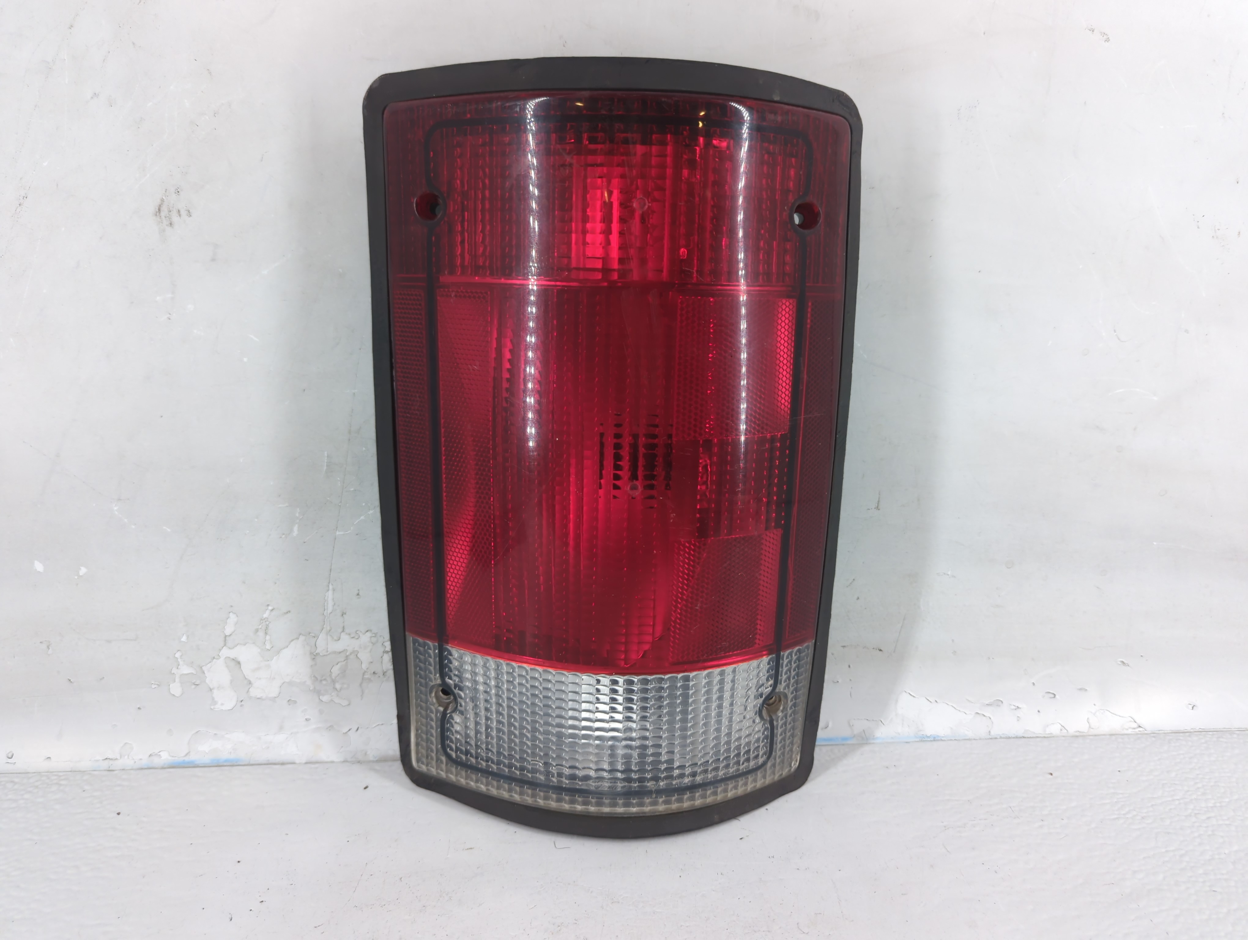 2000-2005 Ford Excursion Passenger Right Side Tail Light Taillight Oem 789746 - Oemusedautoparts1.com