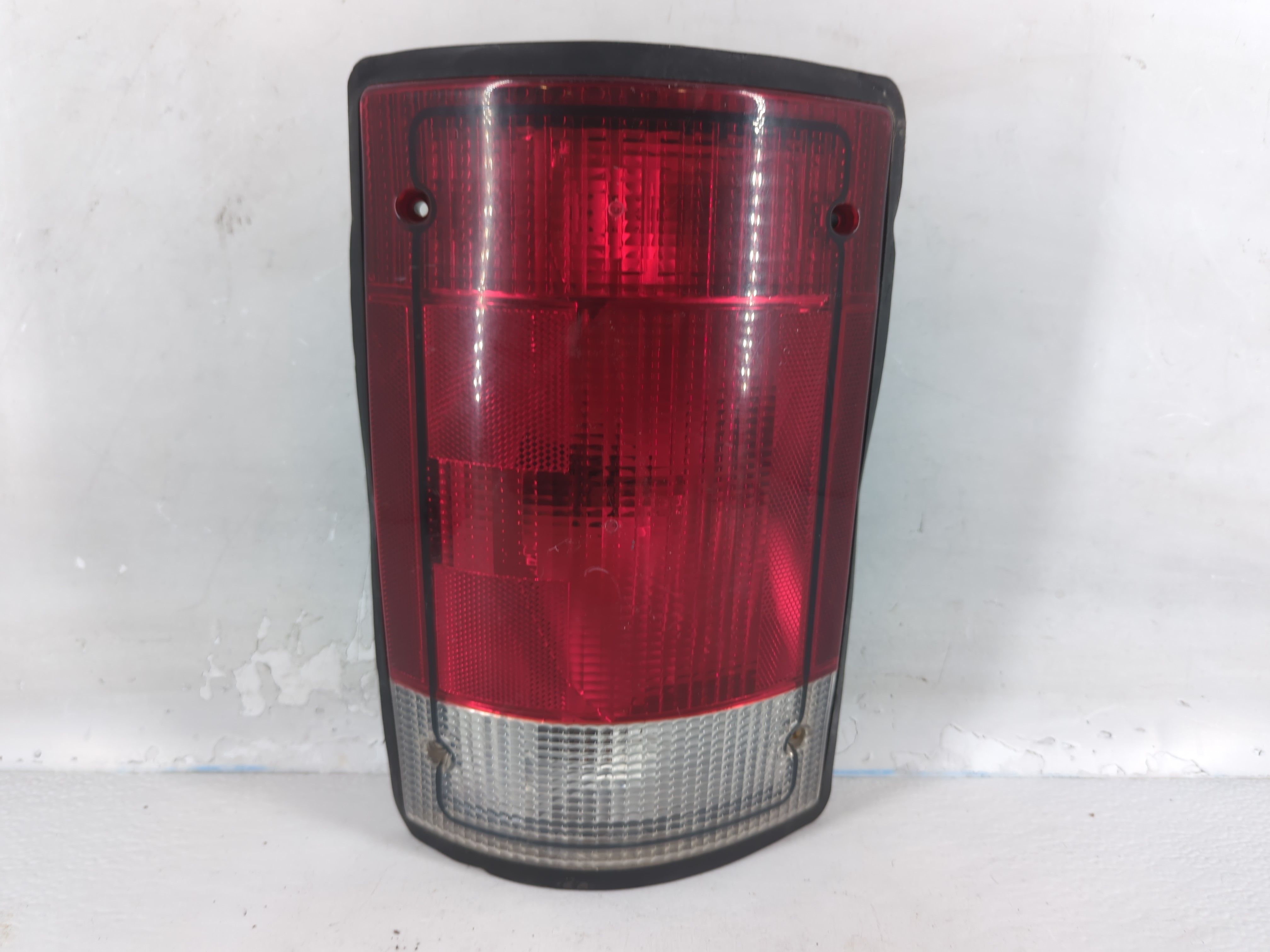 Ford Excursion Driver Left Side Tail Light Taillight Oem 789747 - Oemusedautoparts1.com