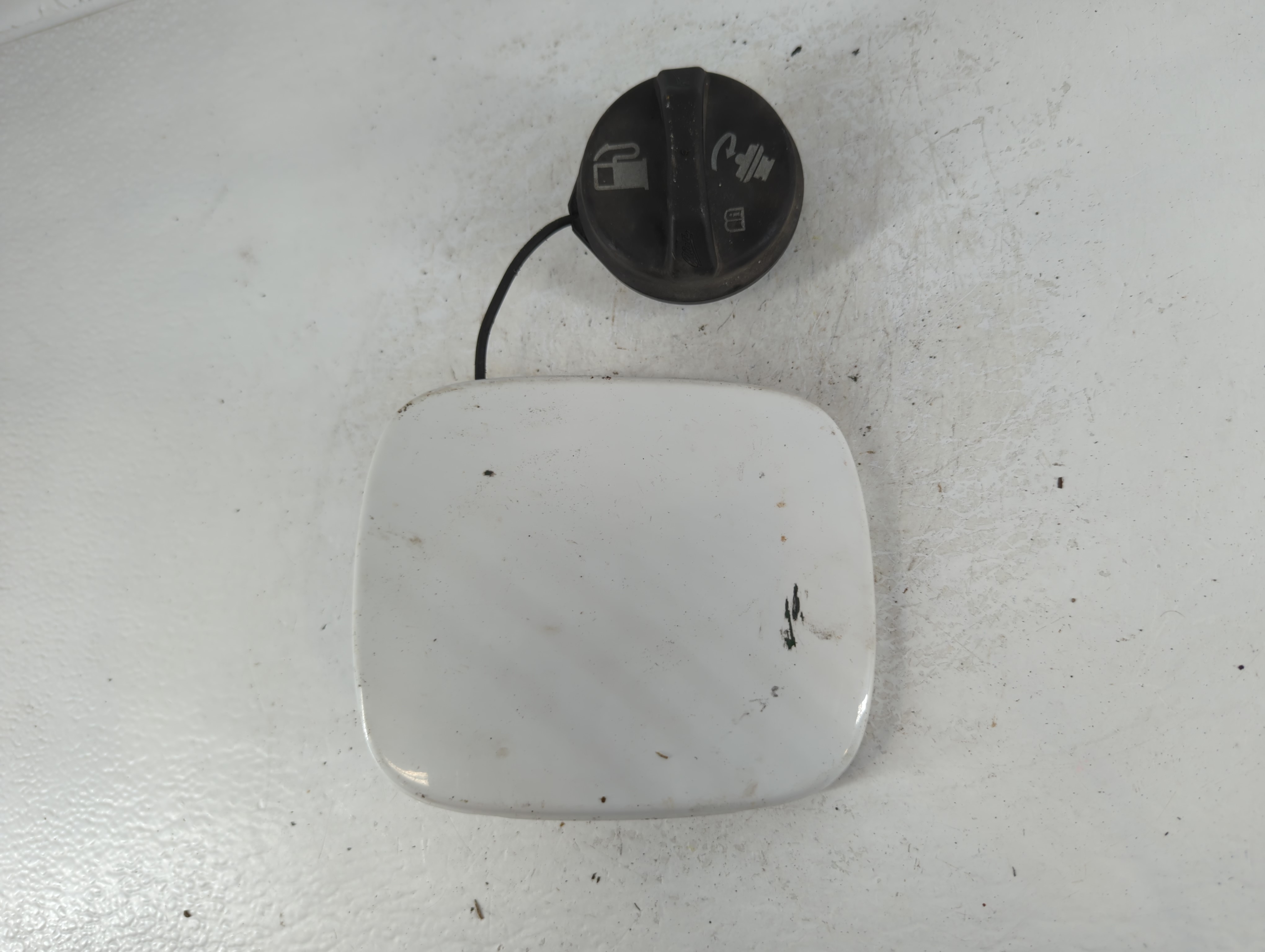 2003 Saturn Vue Fuel Tank Door Lid Gas Tank White 791230 - Oemusedautoparts1.com