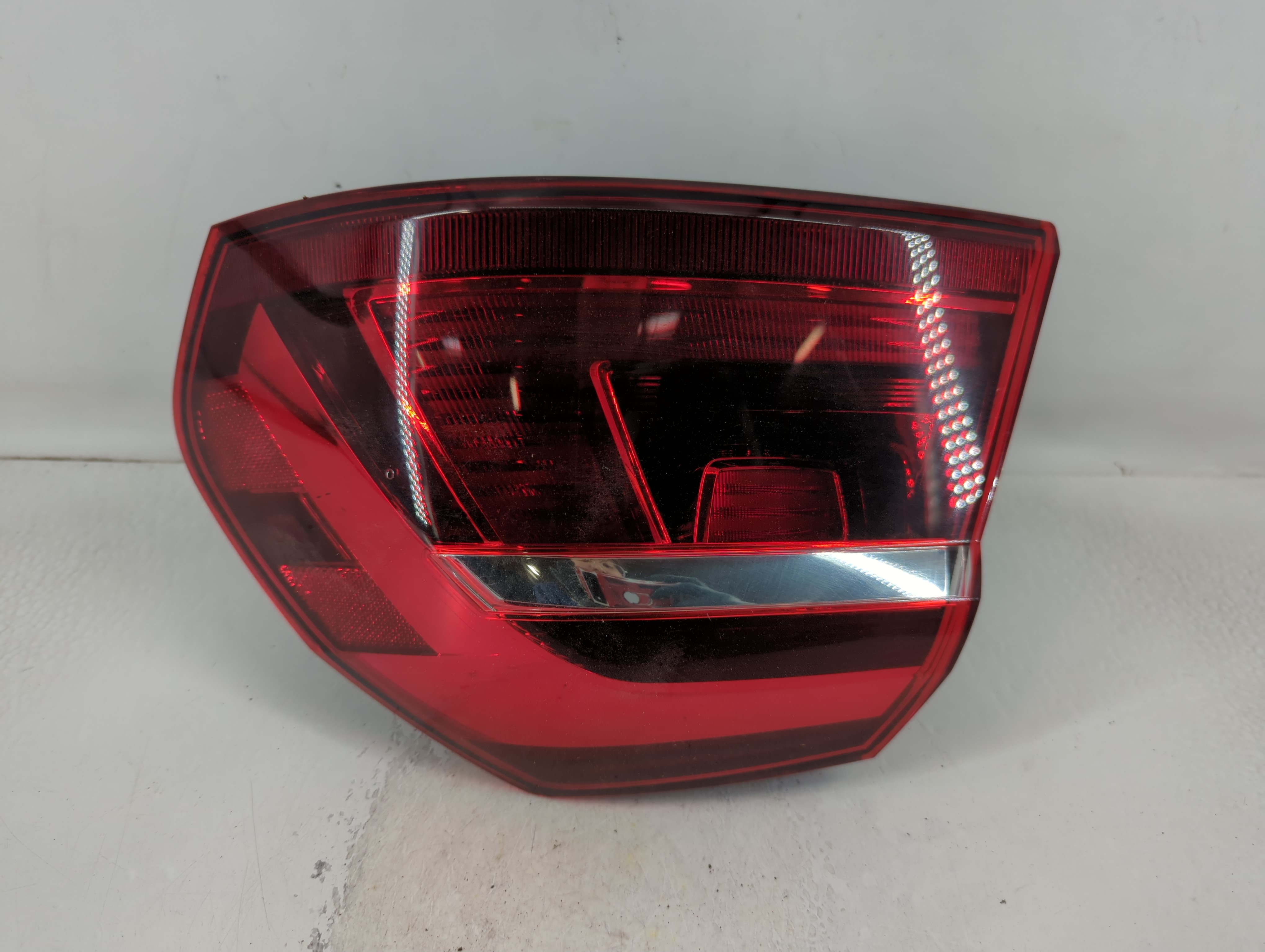 Picture of 2016-2019 Volkswagen Passat Passenger Right Side Tail Light Taillight Oem 791838