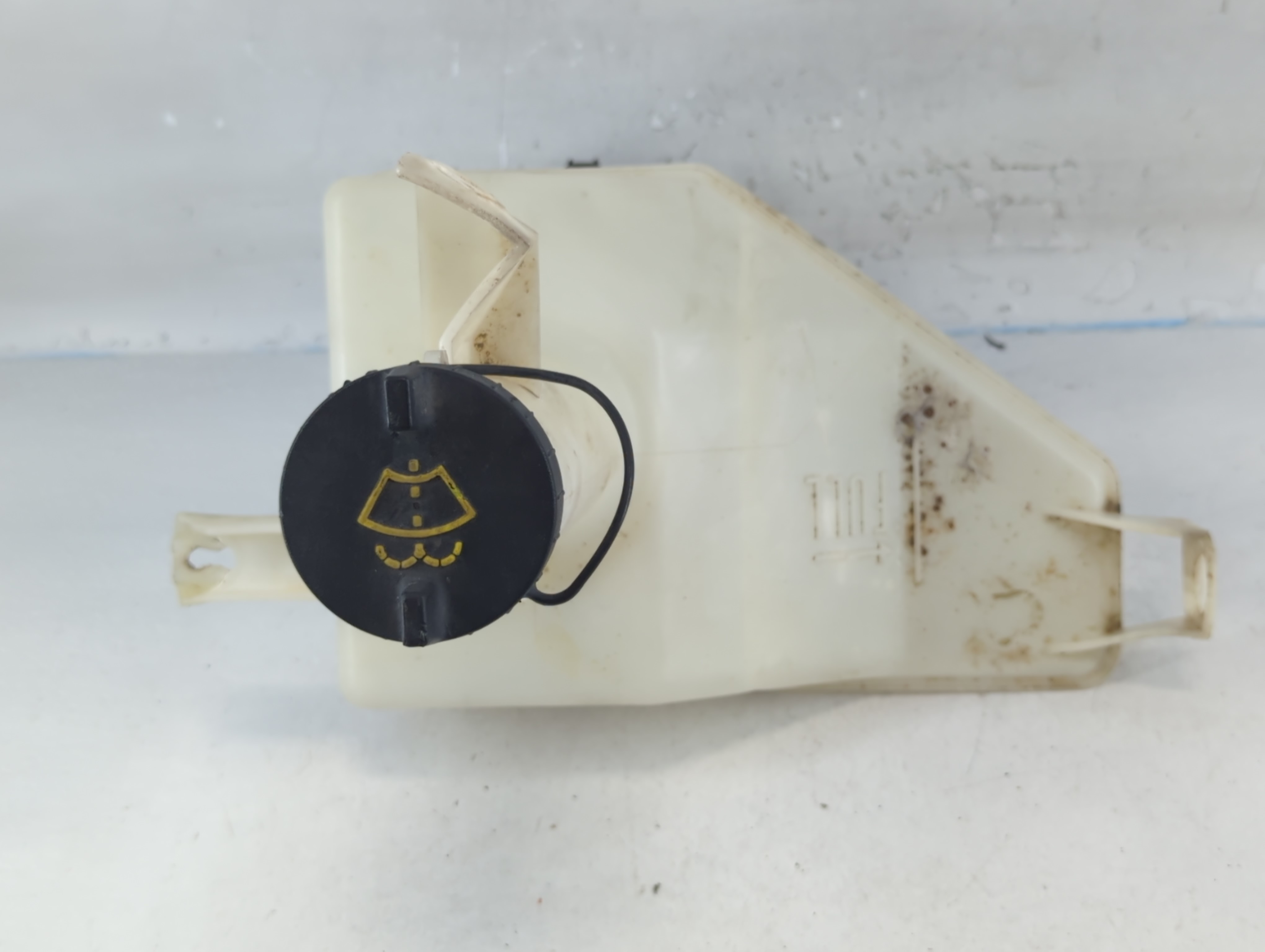 1999 Ford F-350 Super Duty Windshield Washer Fluid Reservoir Bottle Oem 794348 - Oemusedautoparts1.com
