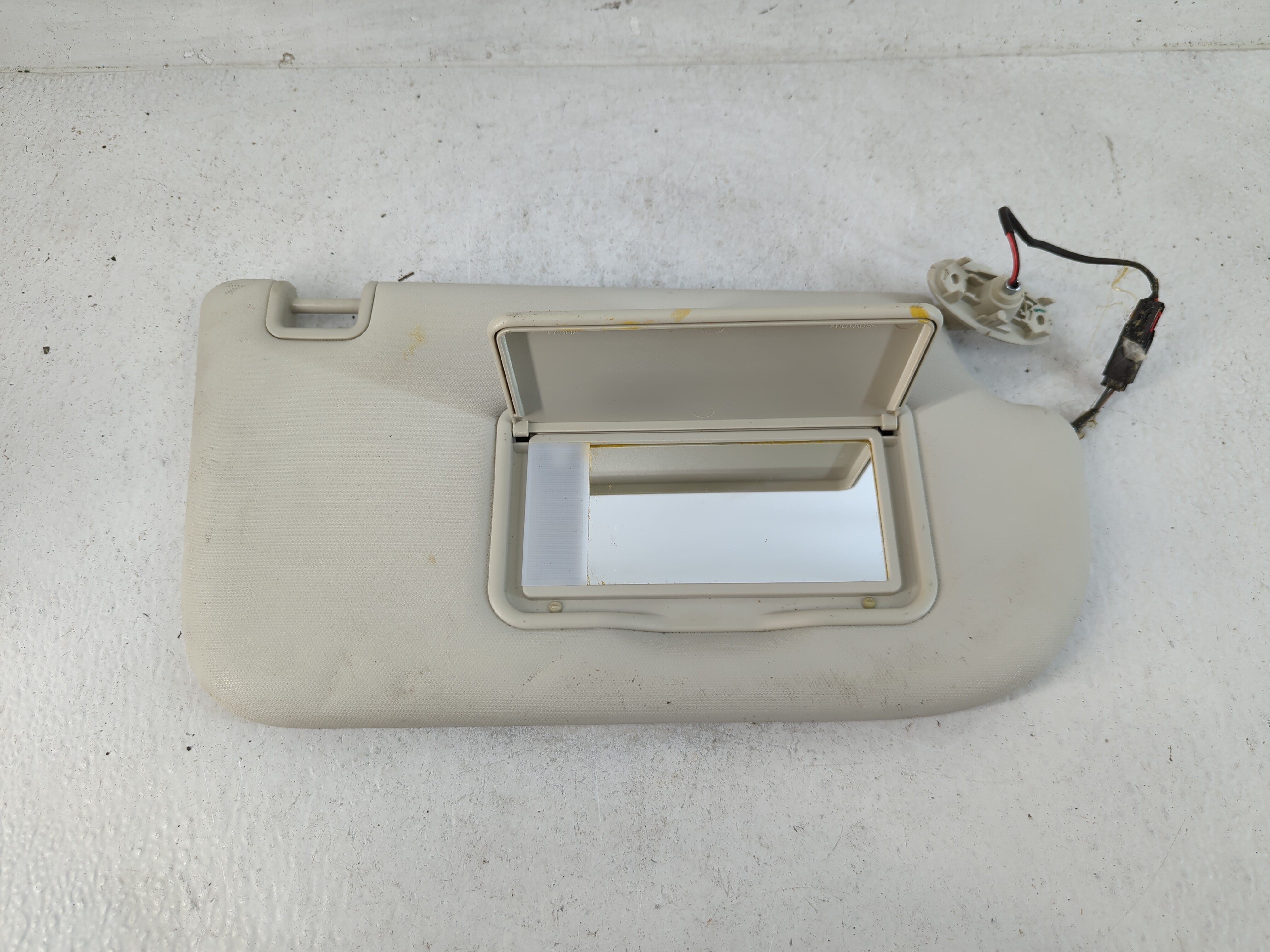 2013-2018 Ford Focus Passenger Sun Visor Mirror Right Sunvisor White 794994 - Oemusedautoparts1.com