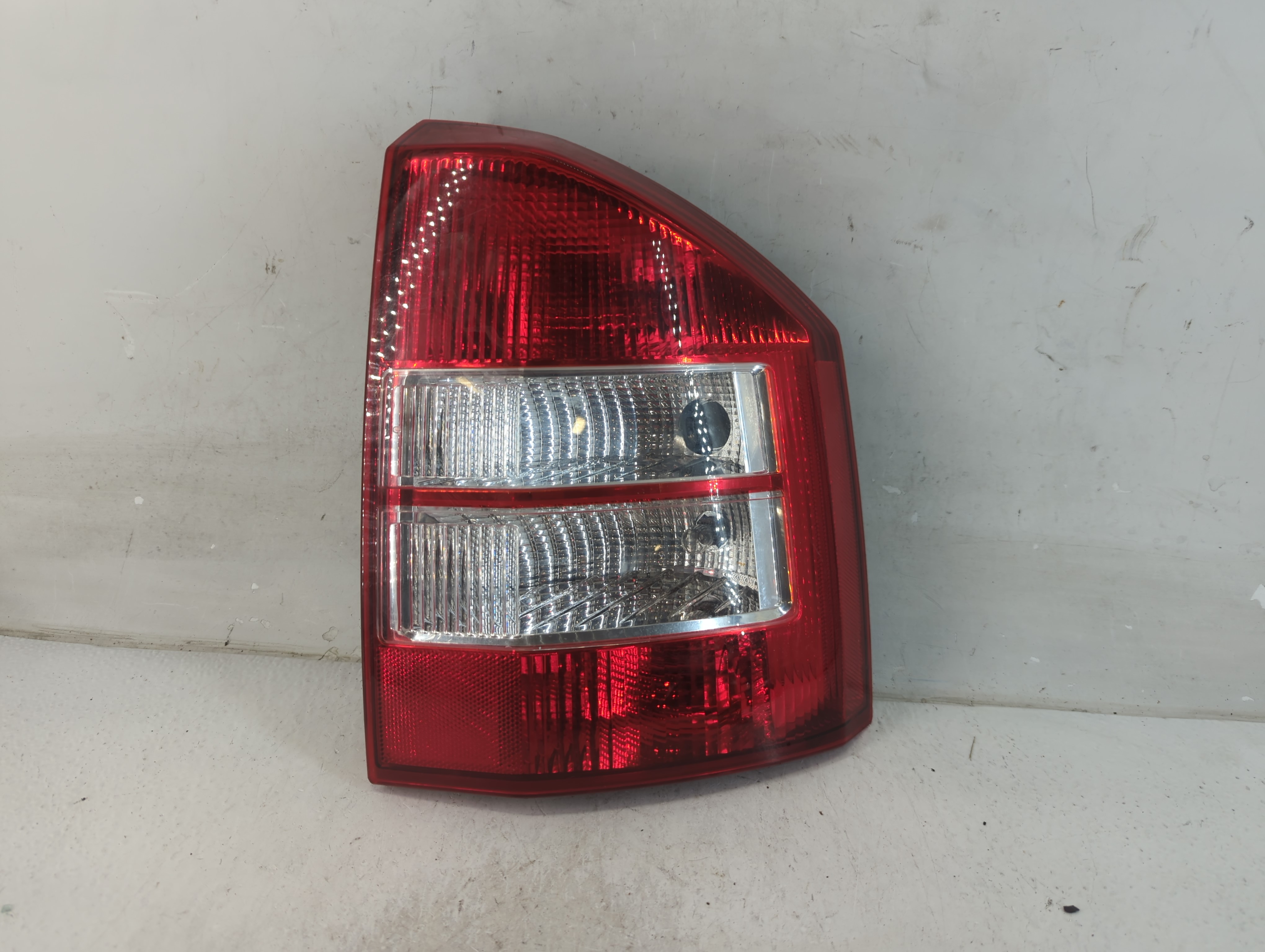 Picture of 2007-2010 Jeep Compass Passenger Right Side Tail Light Taillight Oem 795378