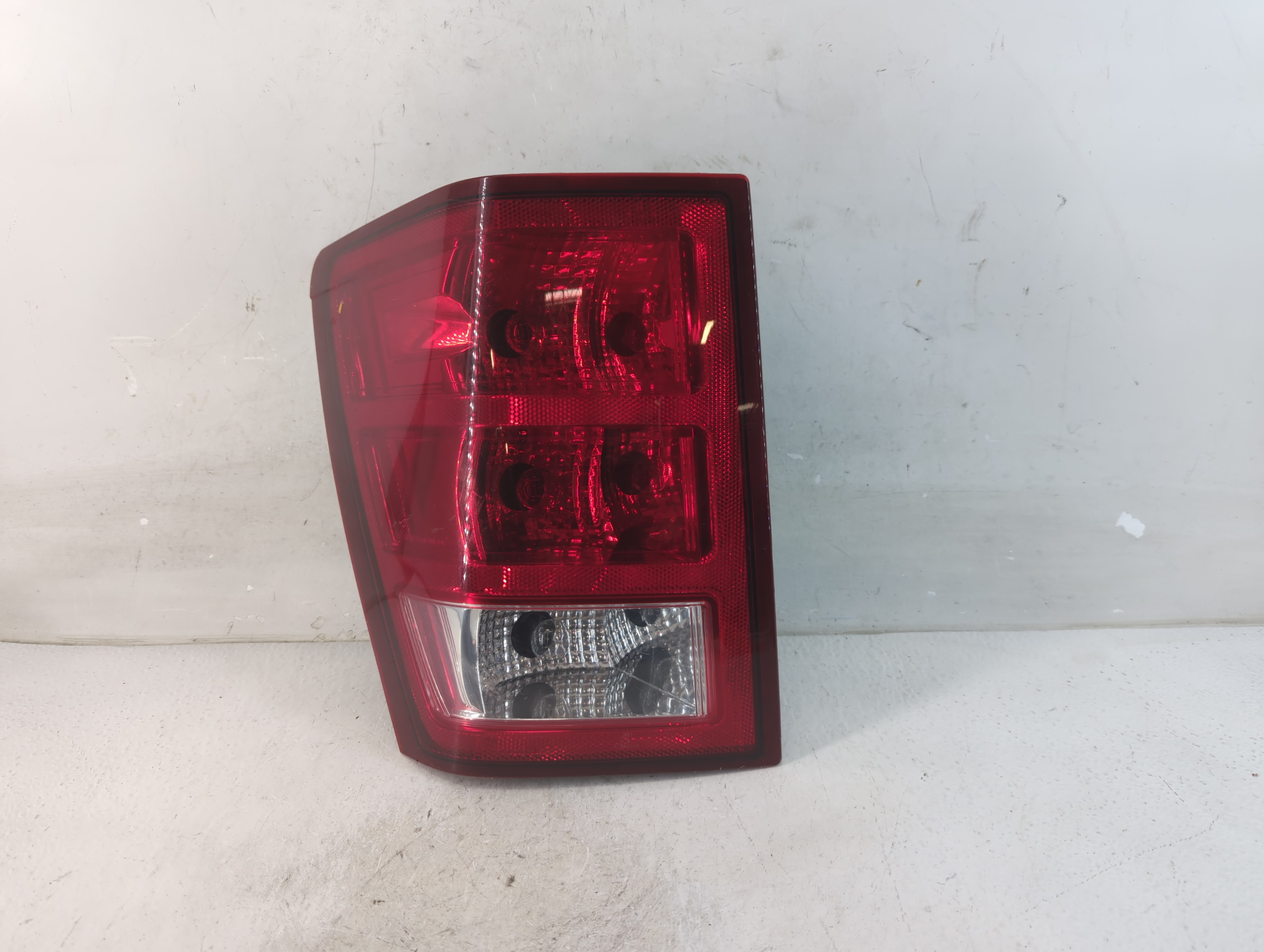Picture of 2005-2006 Jeep Grand Cherokee Driver Left Side Tail Light Taillight Oem 795651