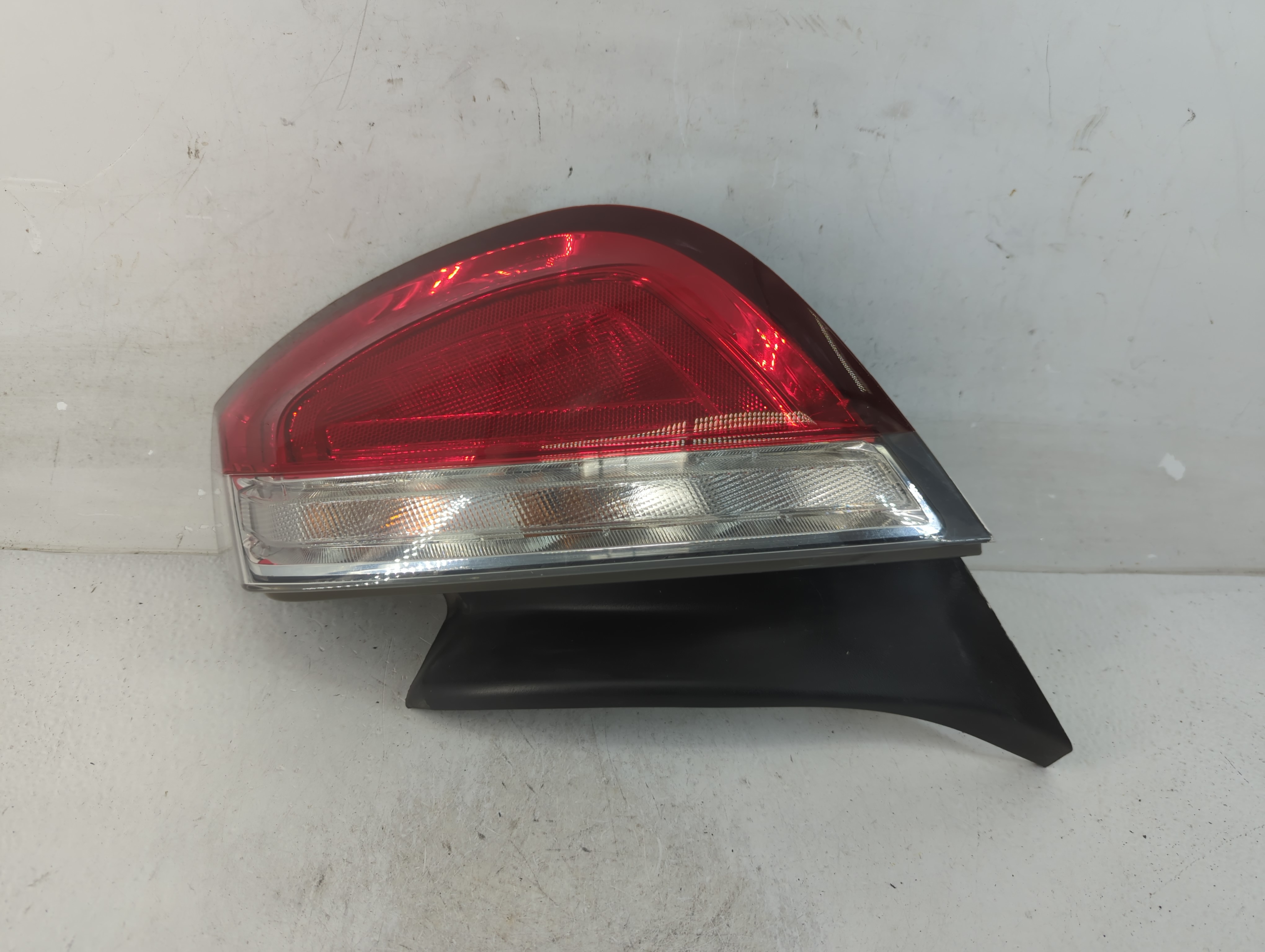 2009-2012 Lincoln Mks Passenger Right Side Tail Light Taillight Oem 796519 - Oemusedautoparts1.com