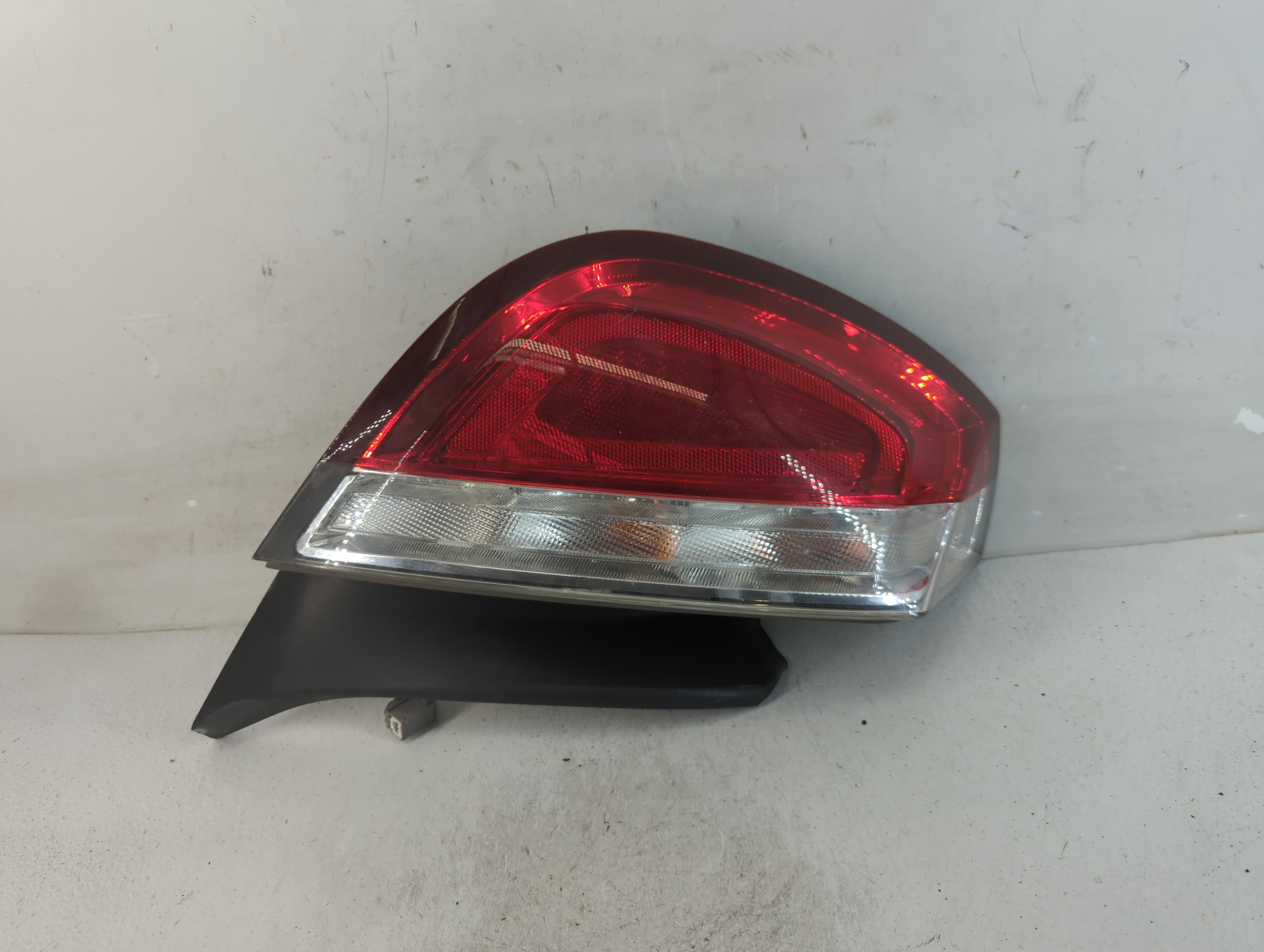 2009-2012 Lincoln Mks Driver Left Side Tail Light Taillight Oem 796520 - Oemusedautoparts1.com