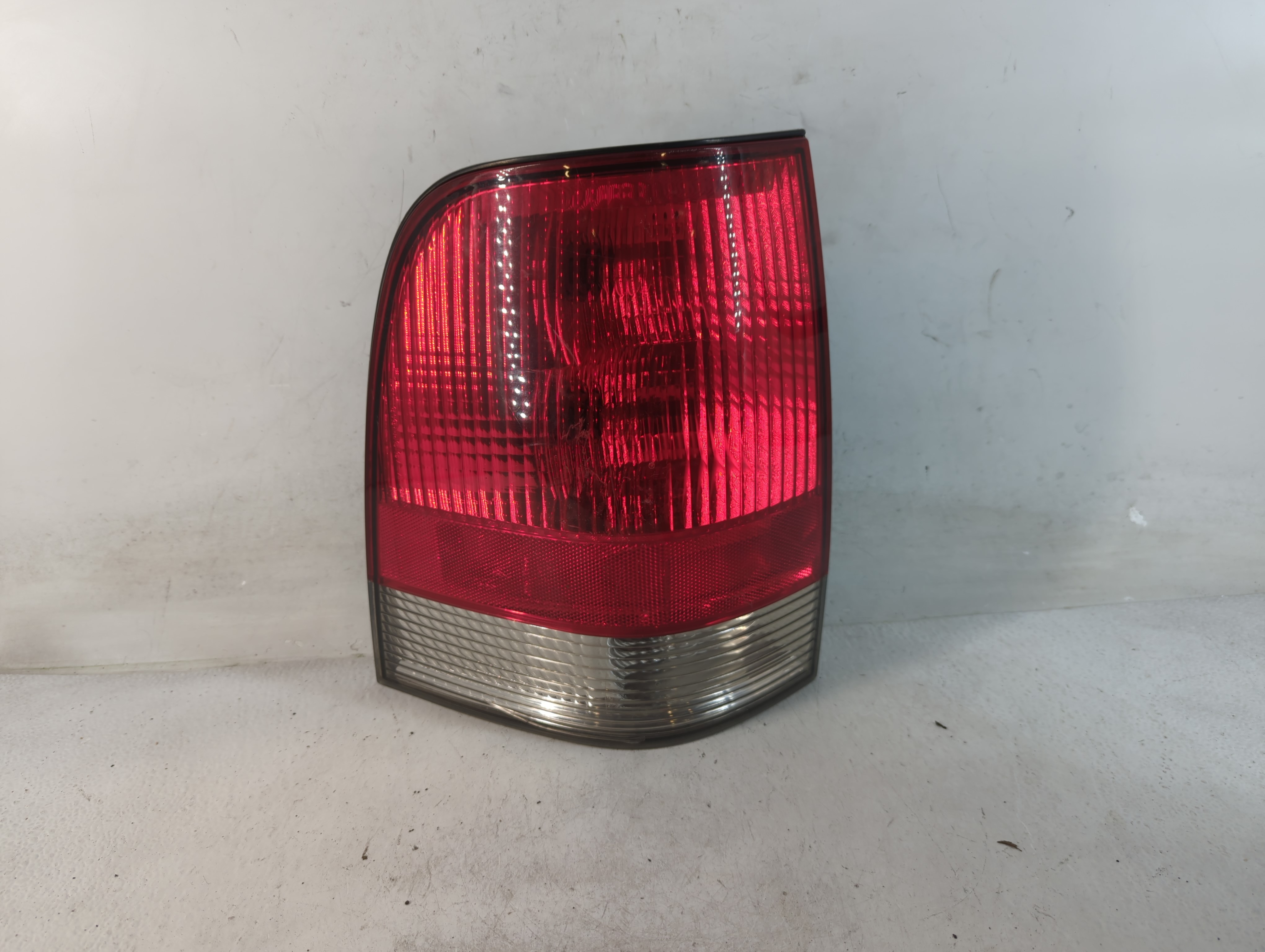 Picture of 2004 Lincoln Aviator Driver Left Side Tail Light Taillight Oem 796588