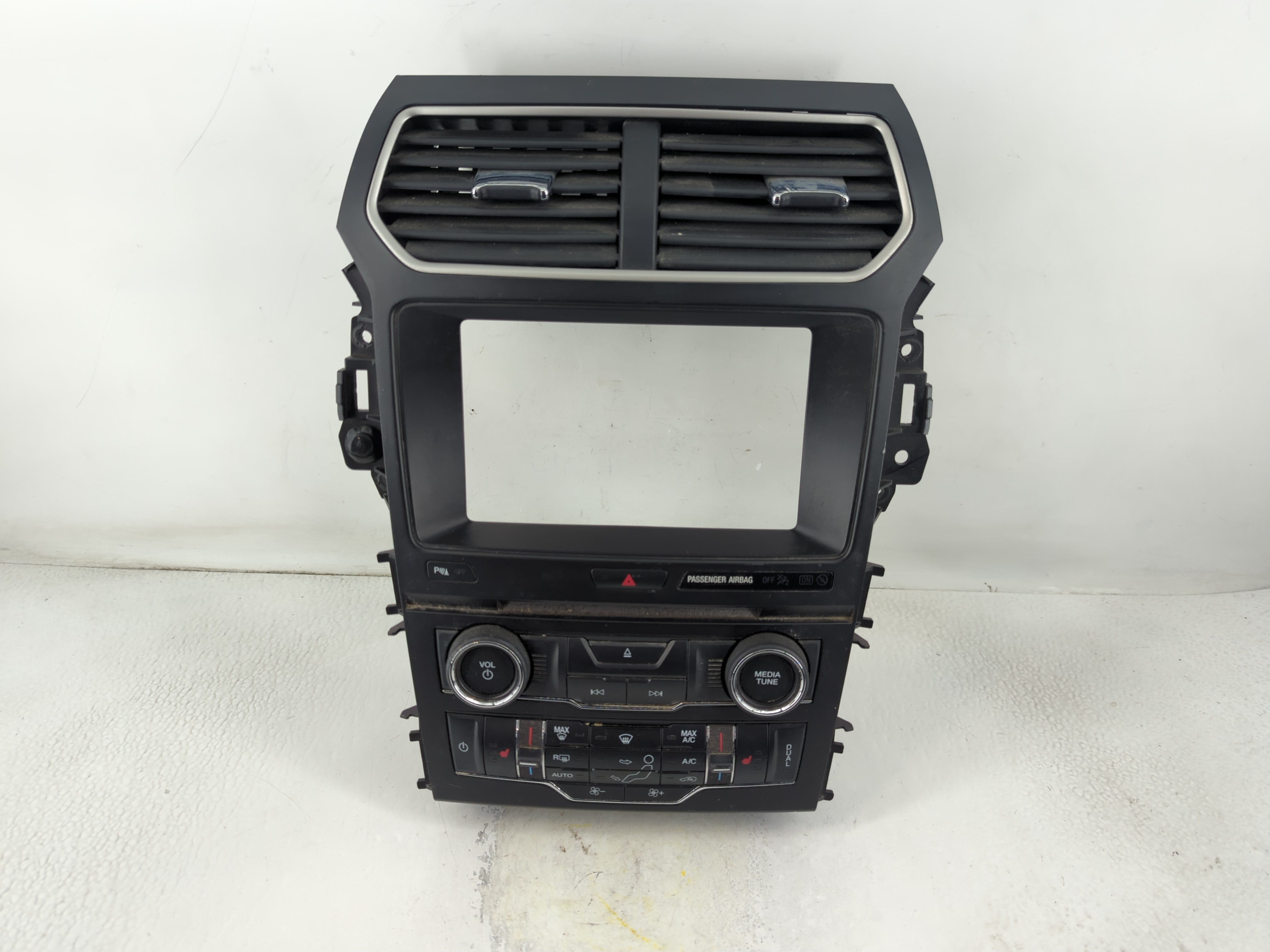 2016-2017 Ford Explorer Am Fm Cd Player Radio Receiver 797703 - Oemusedautoparts1.com