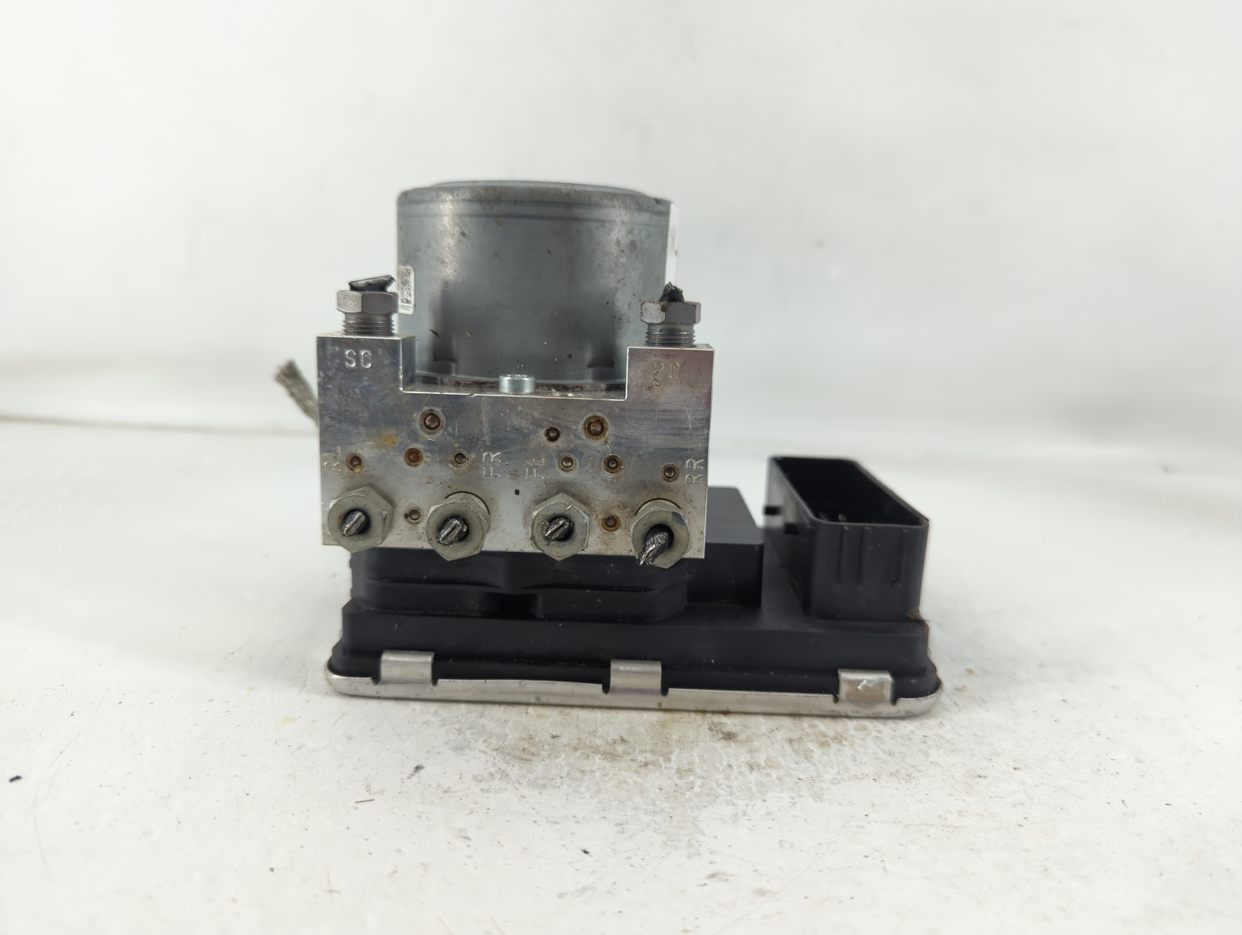 2022 Volvo Xc90 Abs Pump Control Module 797820 - Oemusedautoparts1.com