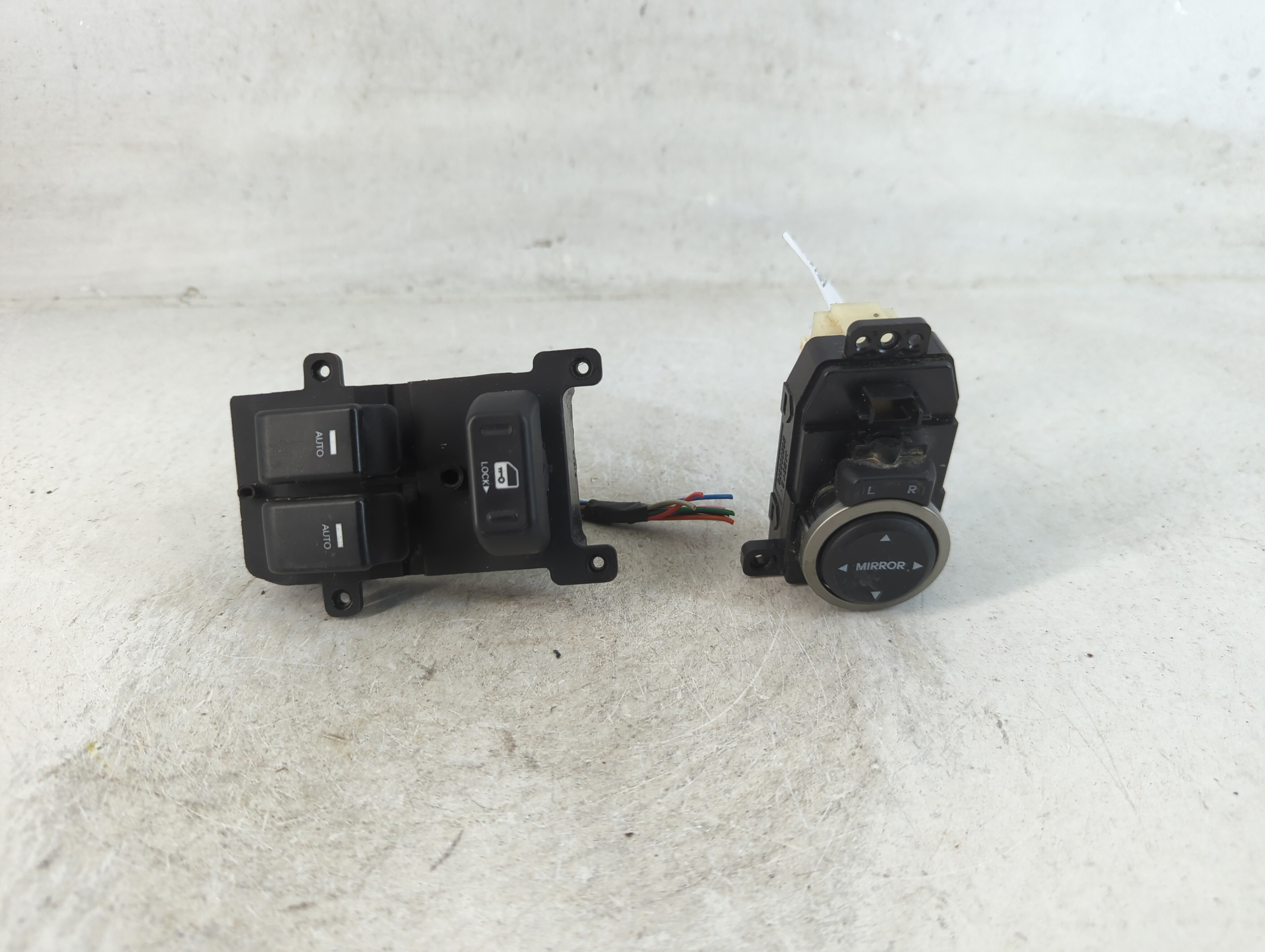 Picture of 2013-2016 Hyundai Genesis Driver Left Door Master Power Window Switch 798179