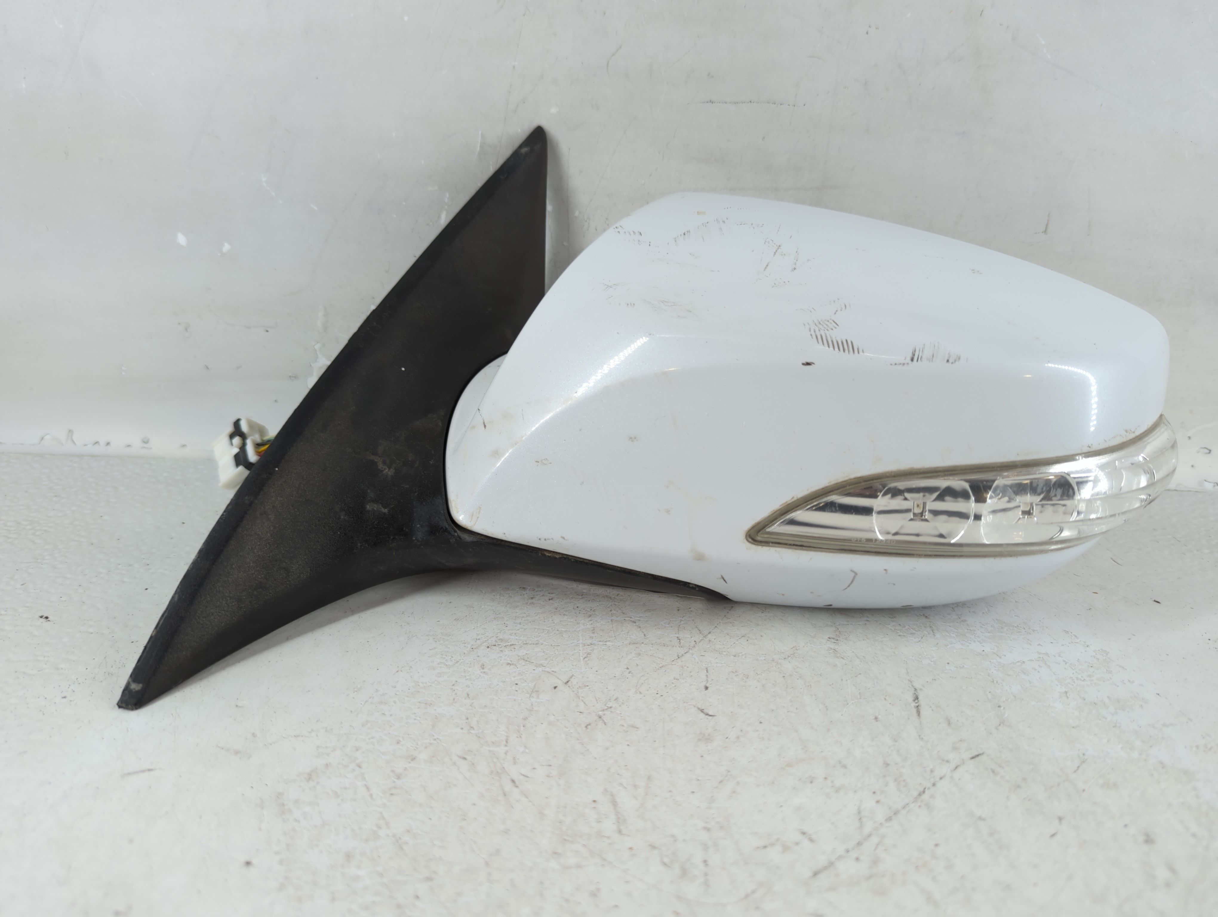 2009-2016 Hyundai Genesis Driver Left Side View Power Door Mirror White 798720 - Oemusedautoparts1.com