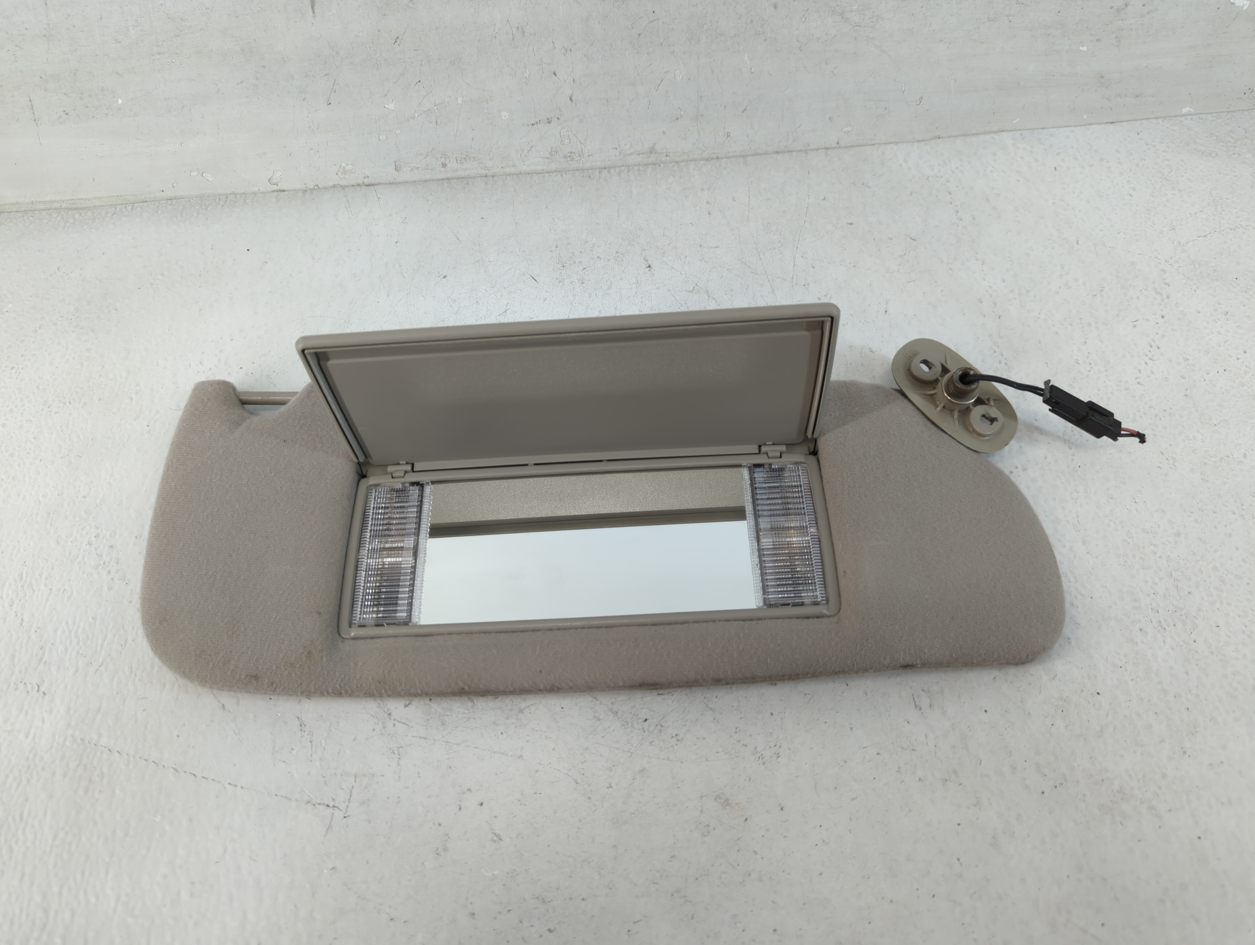 2000-2004 Chrysler Concorde Passenger Sun Visor Mirror Right Sunvisor 800040 - Oemusedautoparts1.com