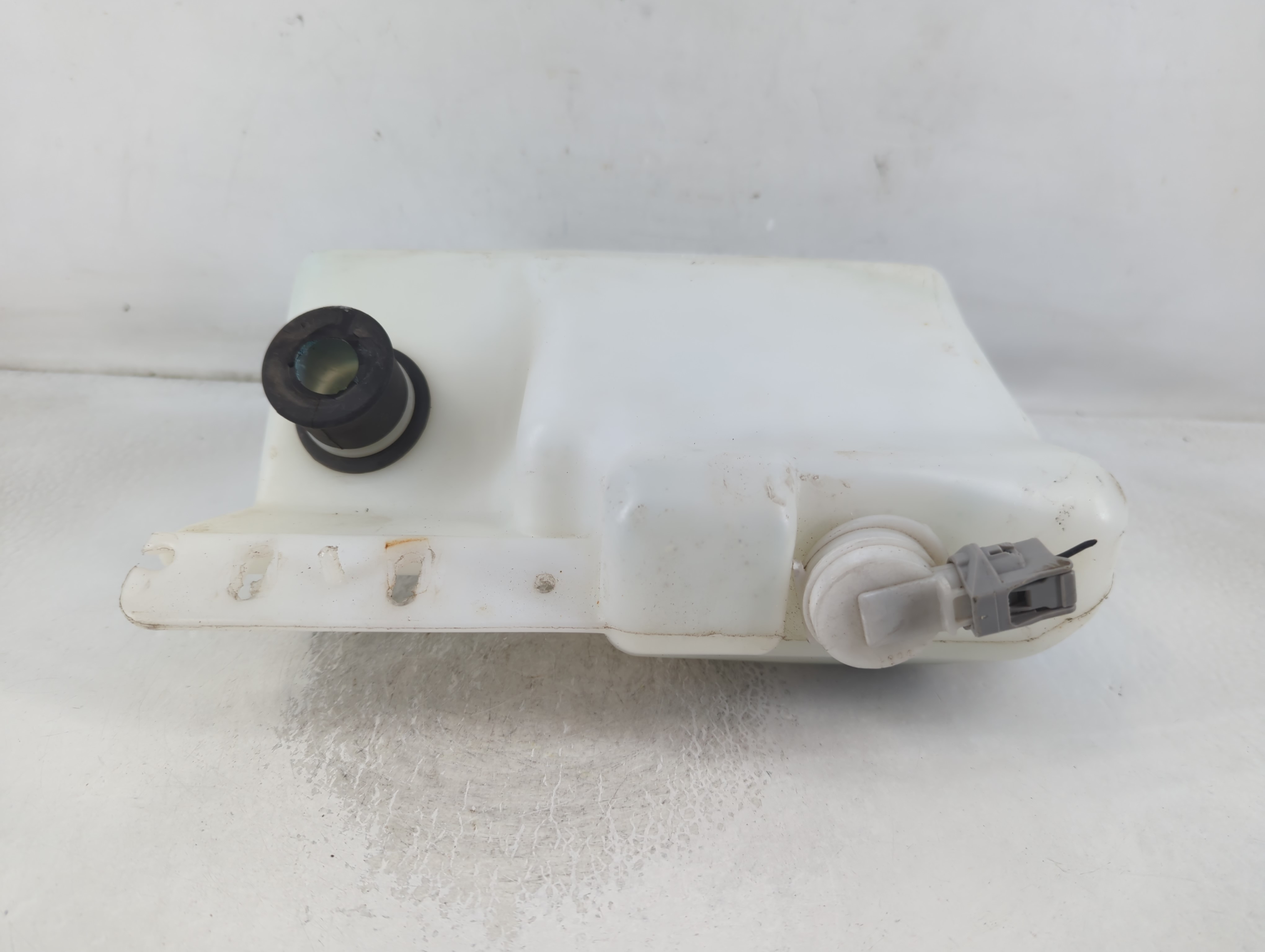 2000-2001 Chrysler Concorde Windshield Washer Fluid Reservoir Bottle Oem 800064 - Oemusedautoparts1.com