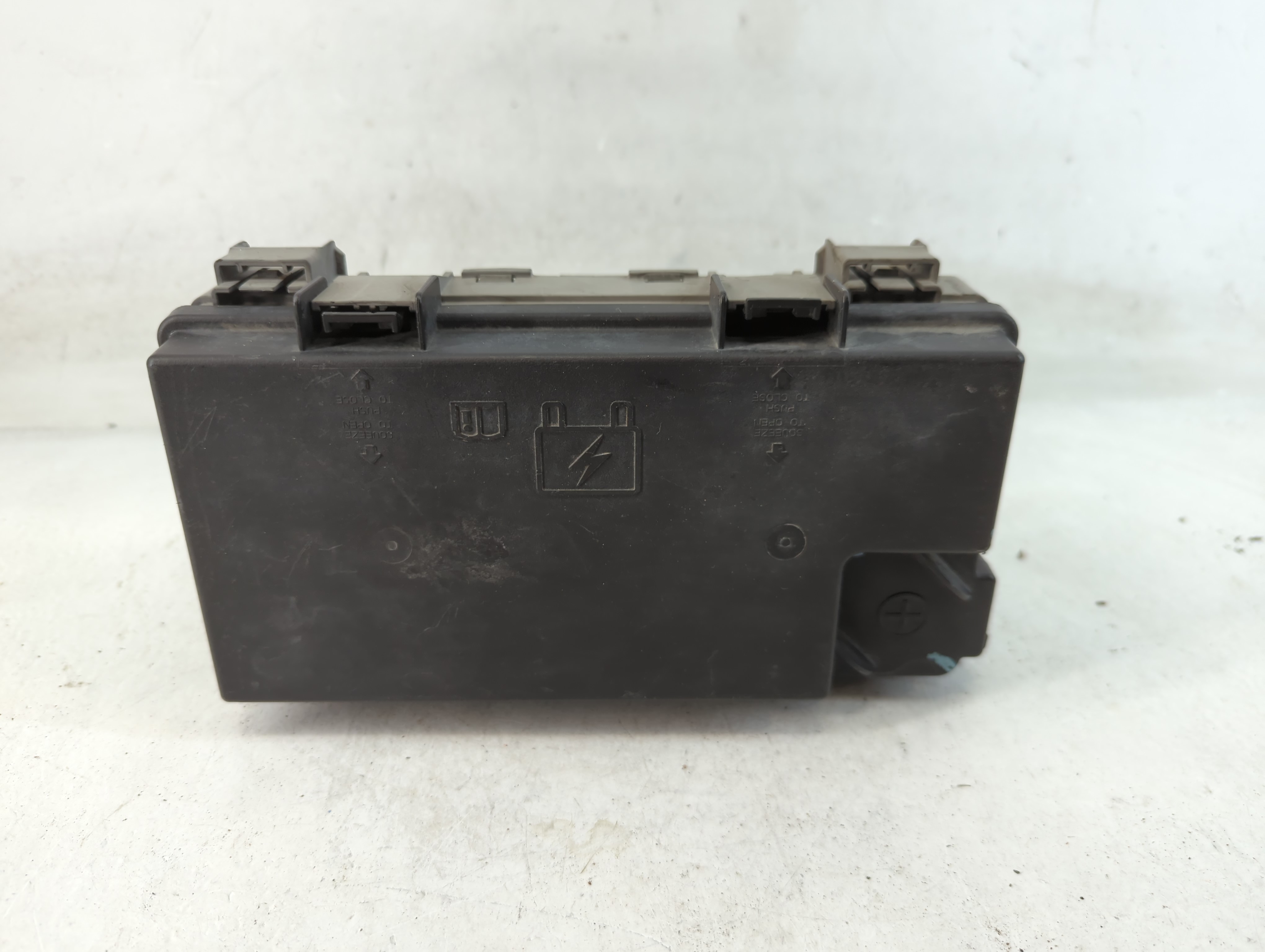Picture of 2010-2010 Chrysler Town & Country Fusebox Fuse Box Relay Module Tipm 800810