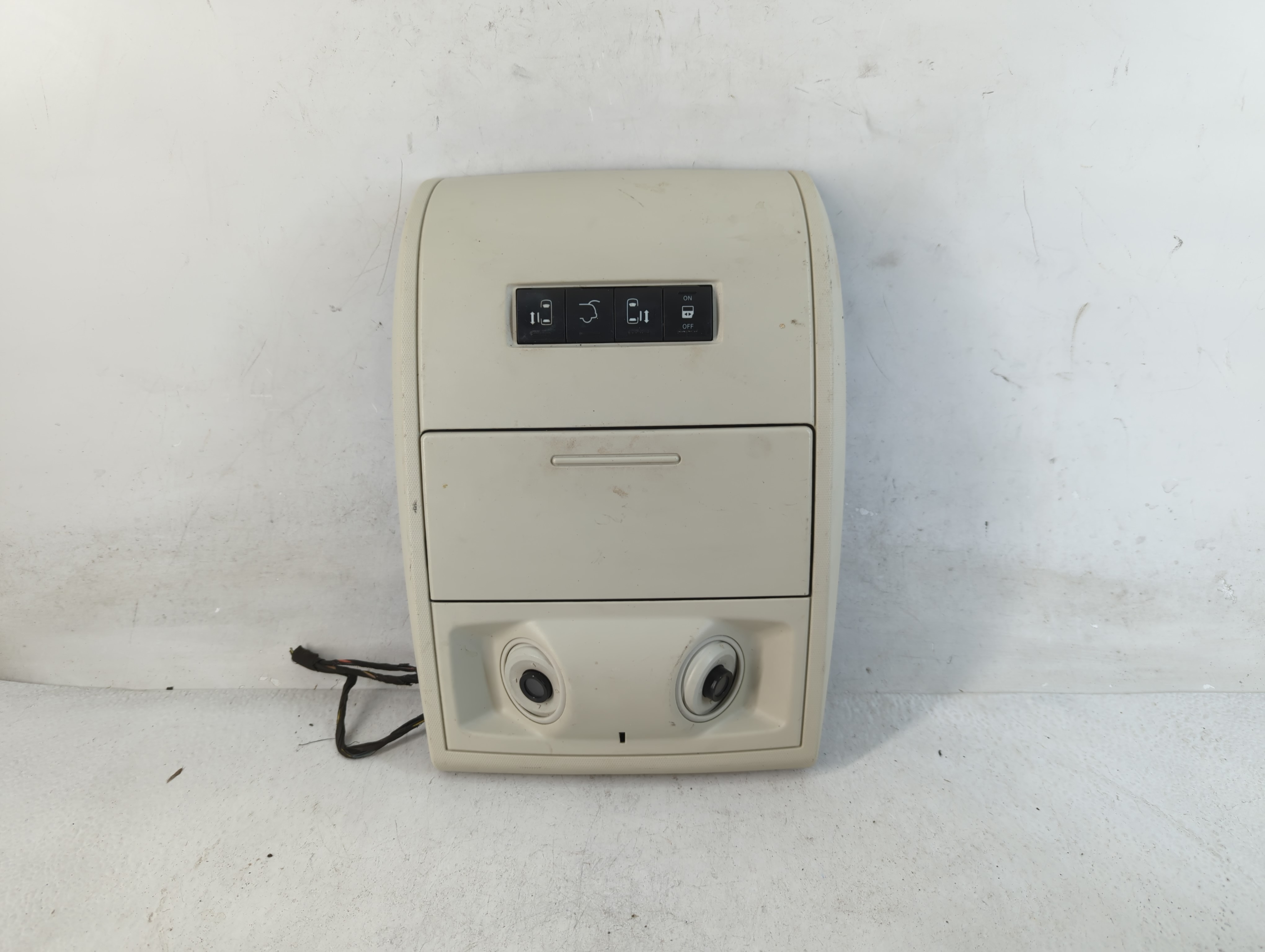 Picture of 2010 Chrysler Town & Country Overhead Roof Console Interior Dome Light 800846