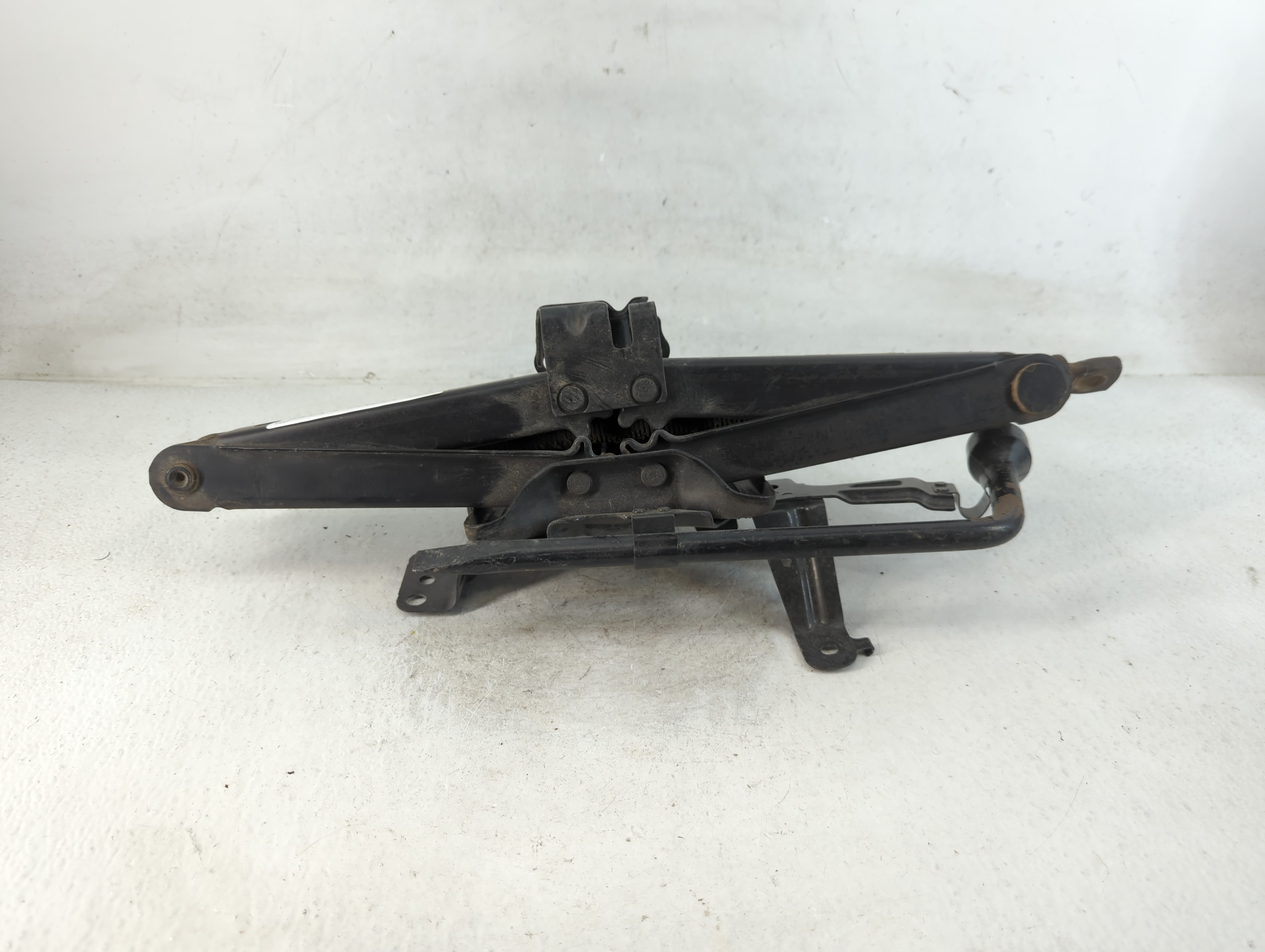 2012 Toyota Sienna Spare Scissor Car Jack 801250 - Oemusedautoparts1.com
