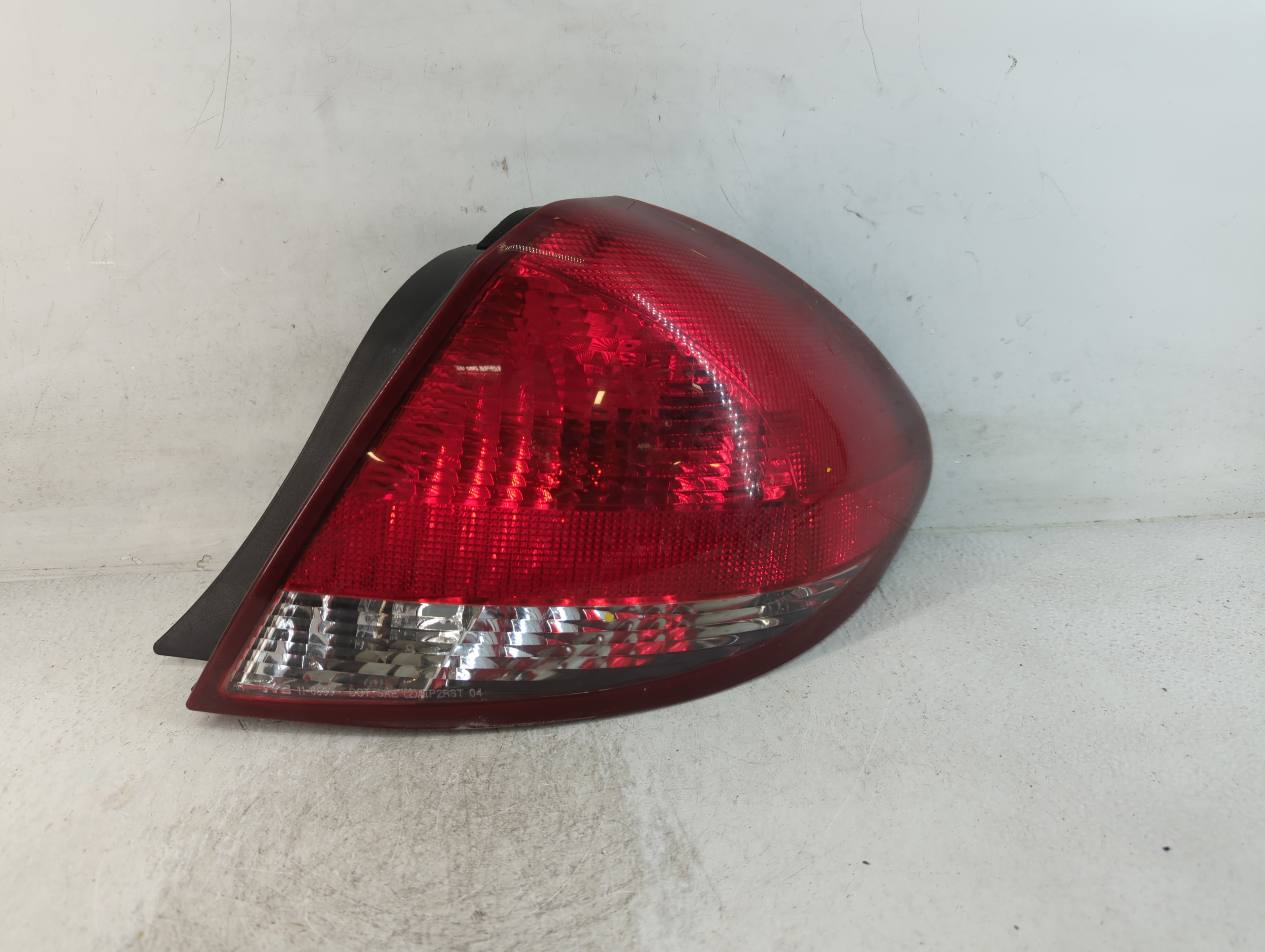2004-2007 Ford Taurus Rear Center Lid Brake Light Tail Light Red 801376 - Oemusedautoparts1.com